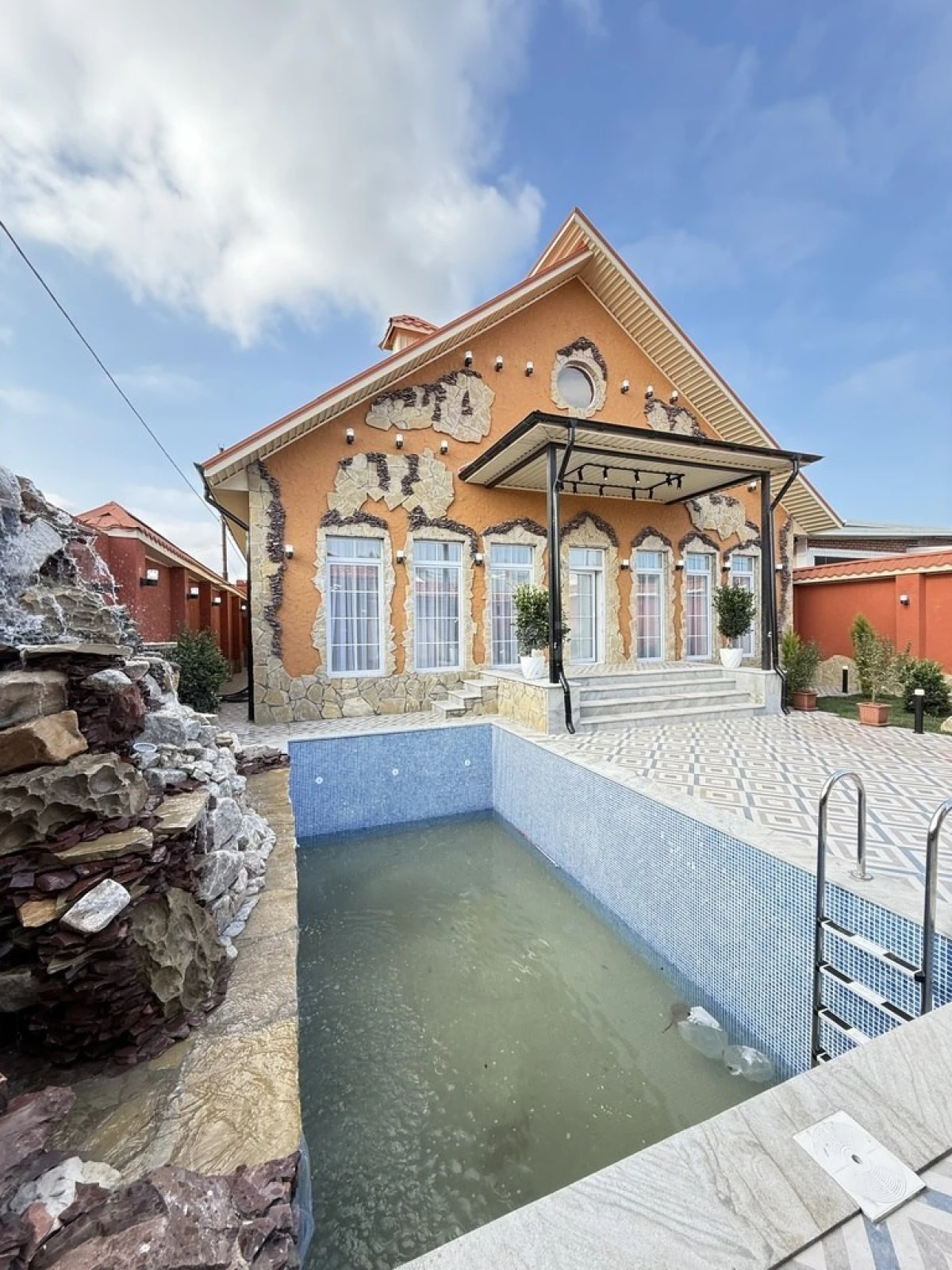 Satılır 4 otaqlı həyət evi 150 m²