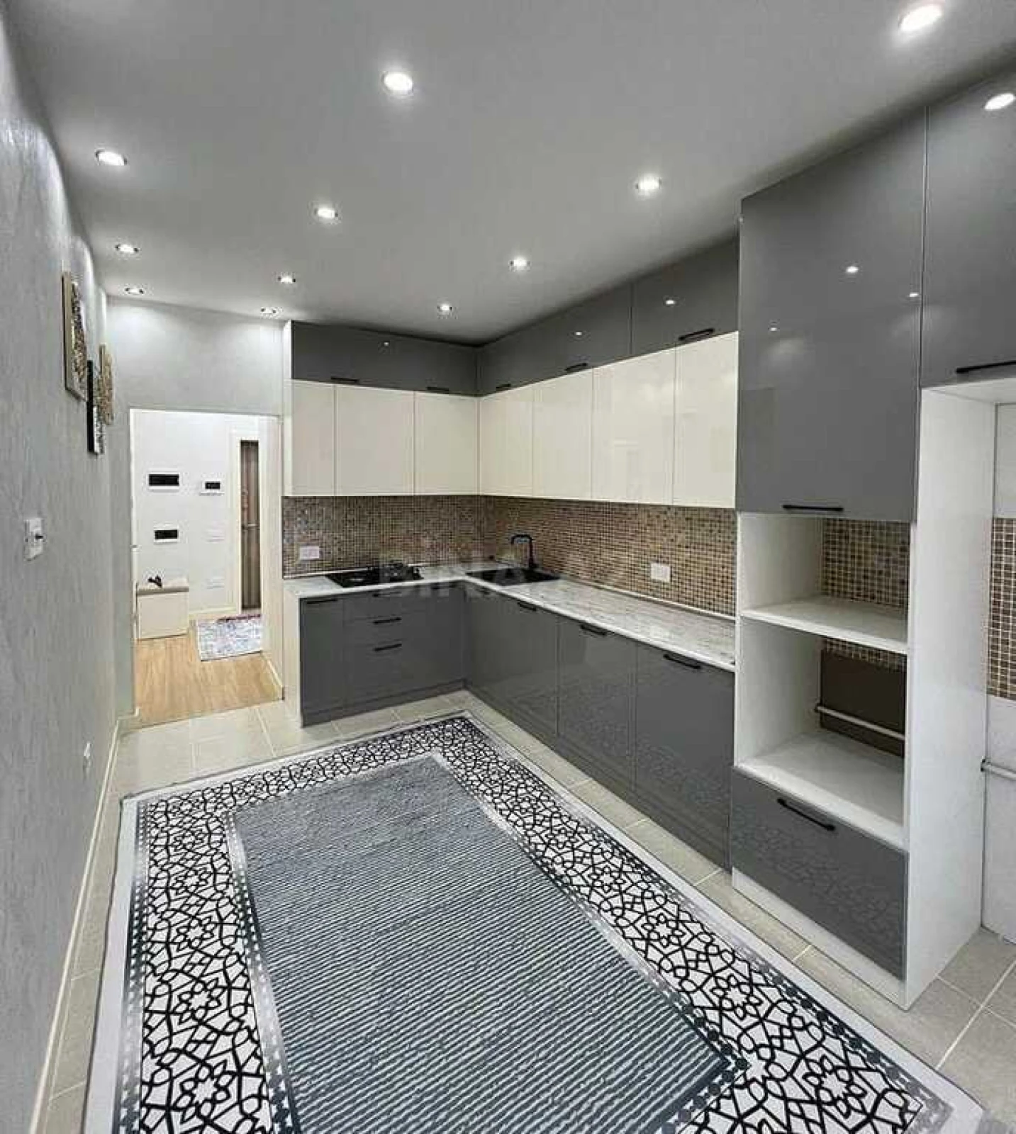 Satılır 2 otaqlı mənzil 83 m²