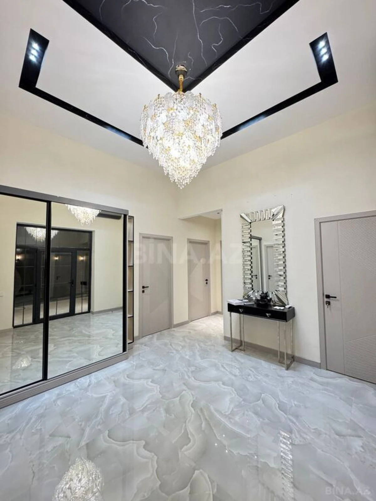 Satılır 5 otaqlı həyət evi 220 m²