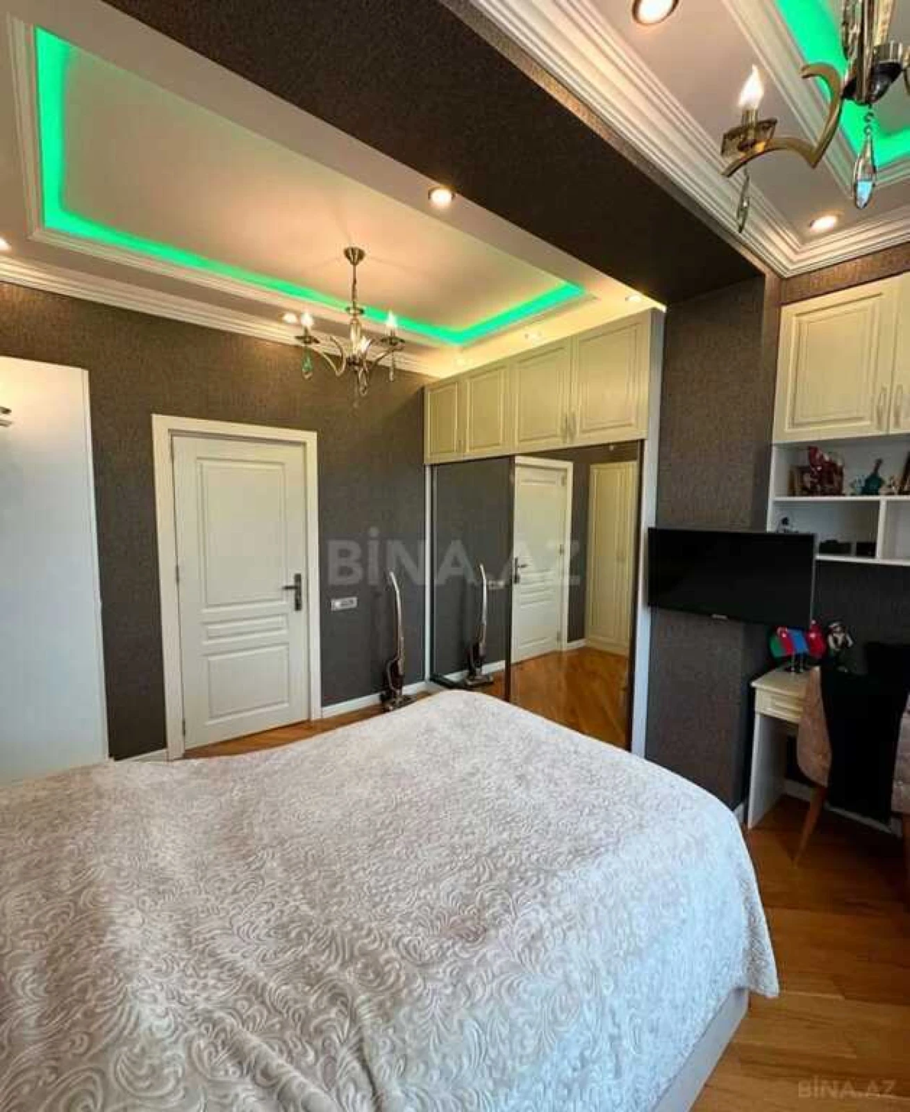 Satılır 3 otaqlı mənzil 130 m²