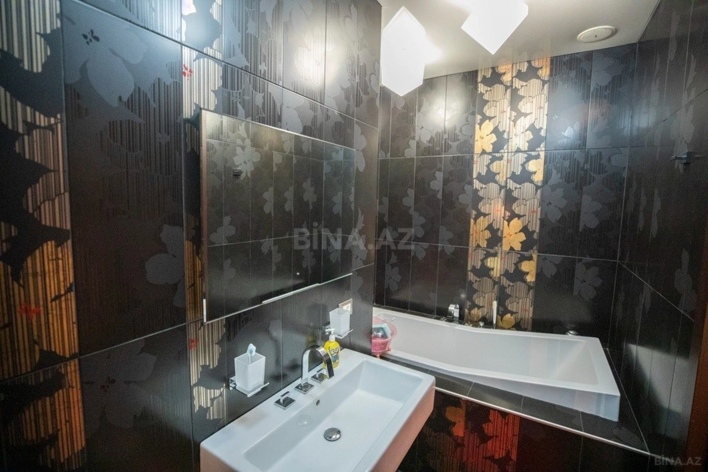 Satılır 3 otaqlı mənzil 121 m²