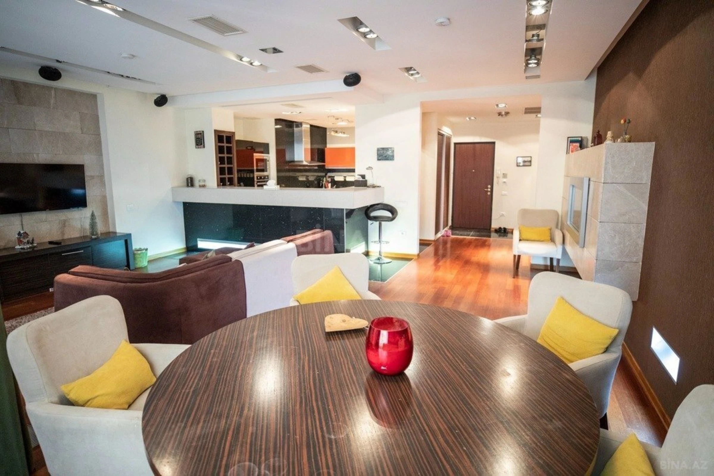 Satılır 3 otaqlı mənzil 121 m²