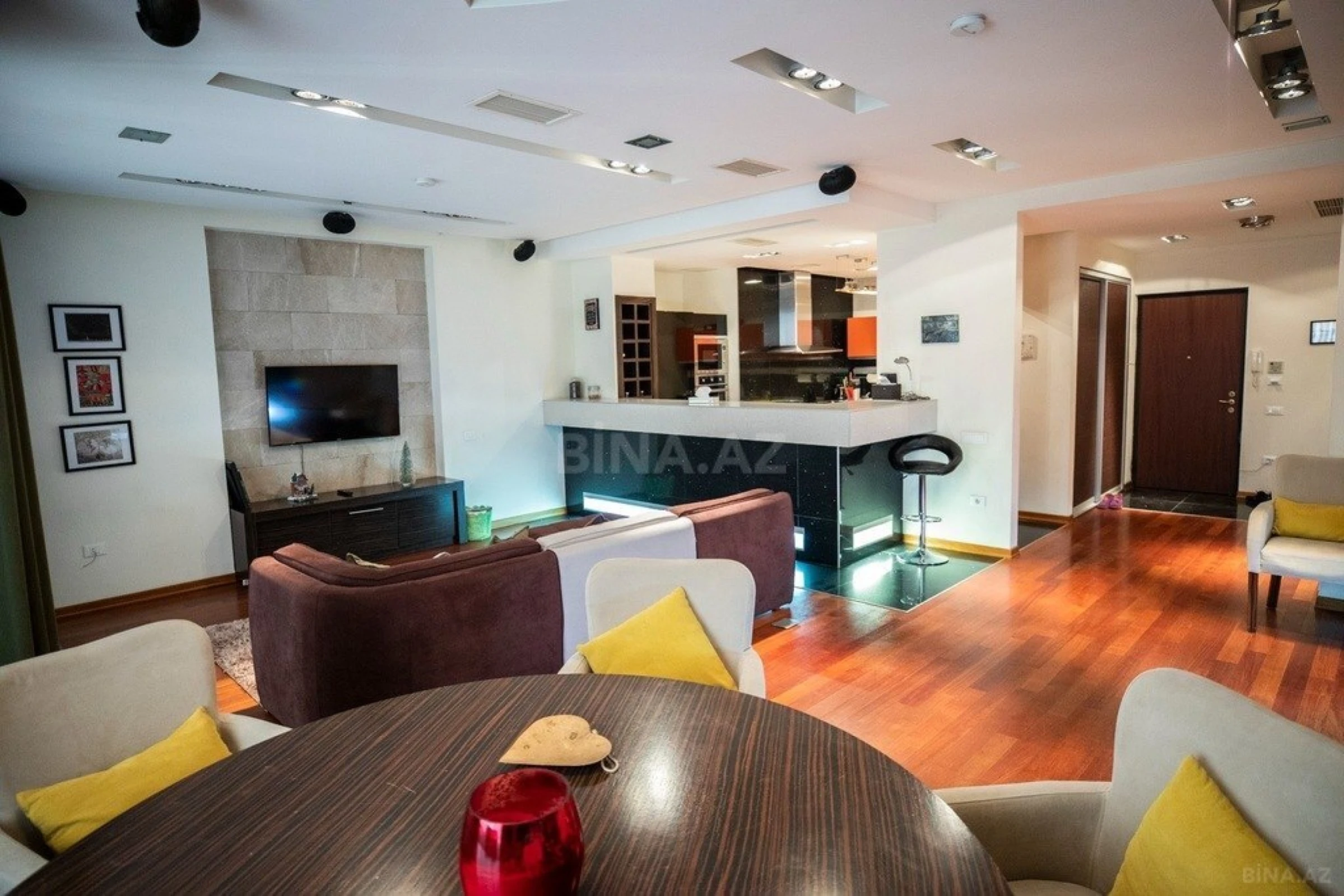 Satılır 3 otaqlı mənzil 121 m²