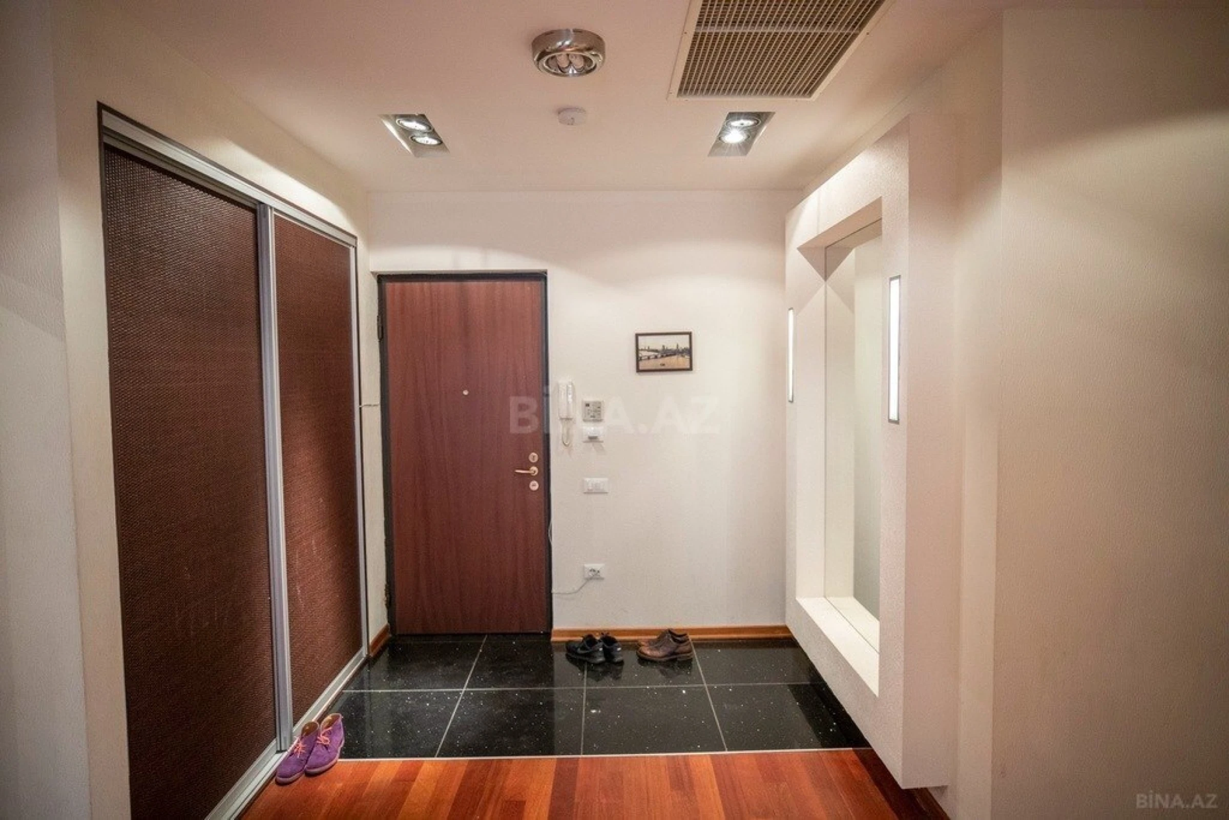 Satılır 3 otaqlı mənzil 121 m²