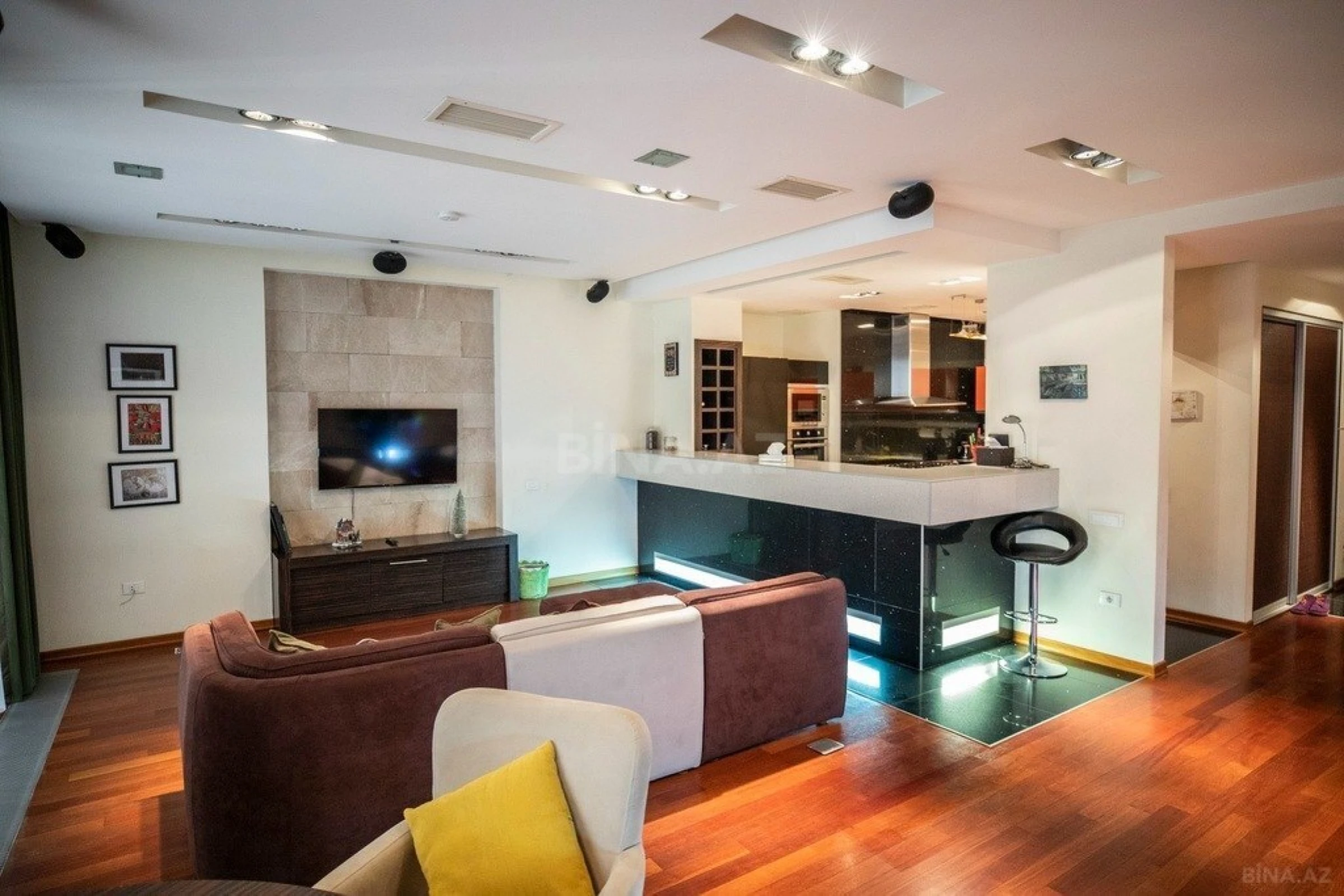 Satılır 3 otaqlı mənzil 121 m²