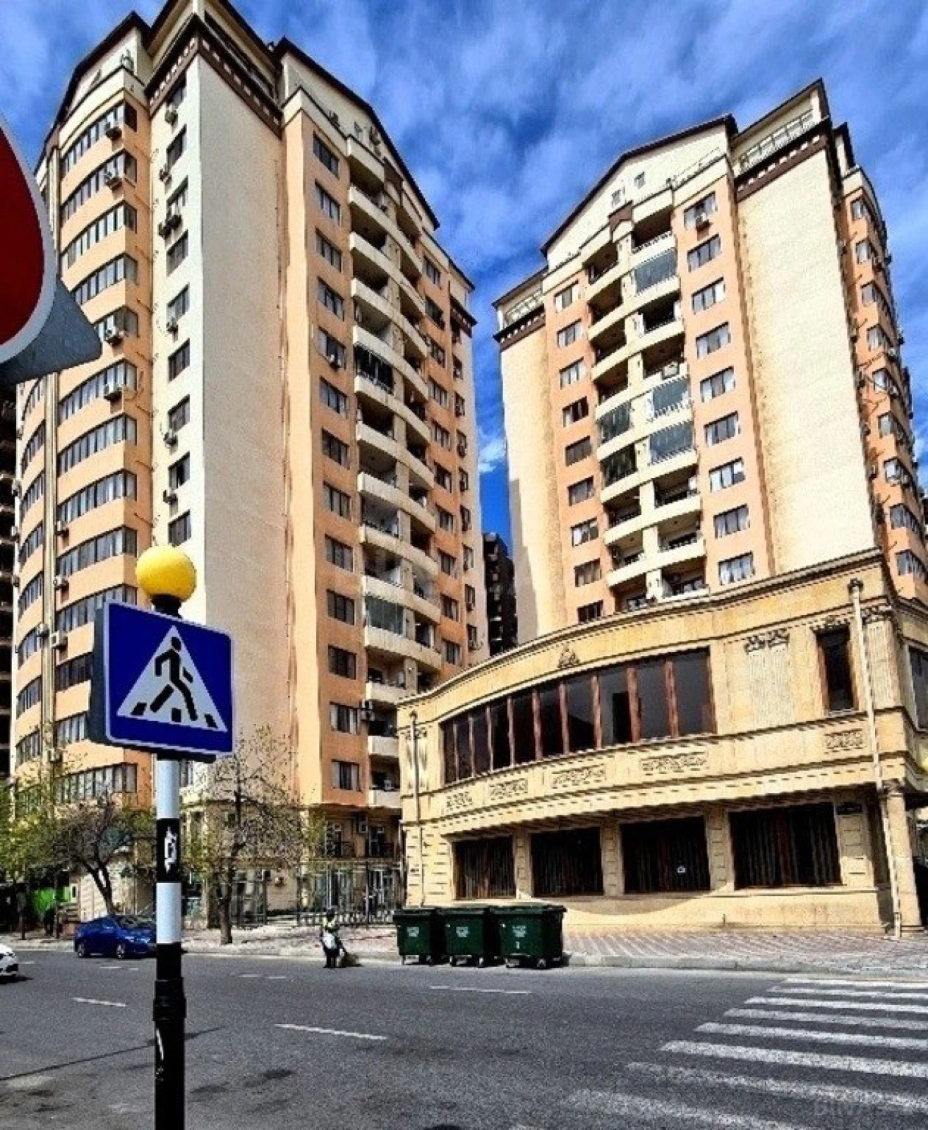 Satılır 3 otaqlı mənzil 121 m²