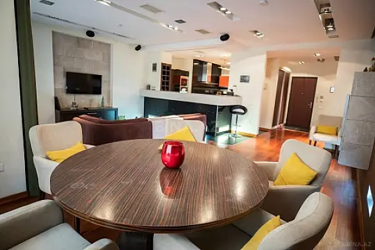 Satılır 3 otaqlı mənzil 121 m²