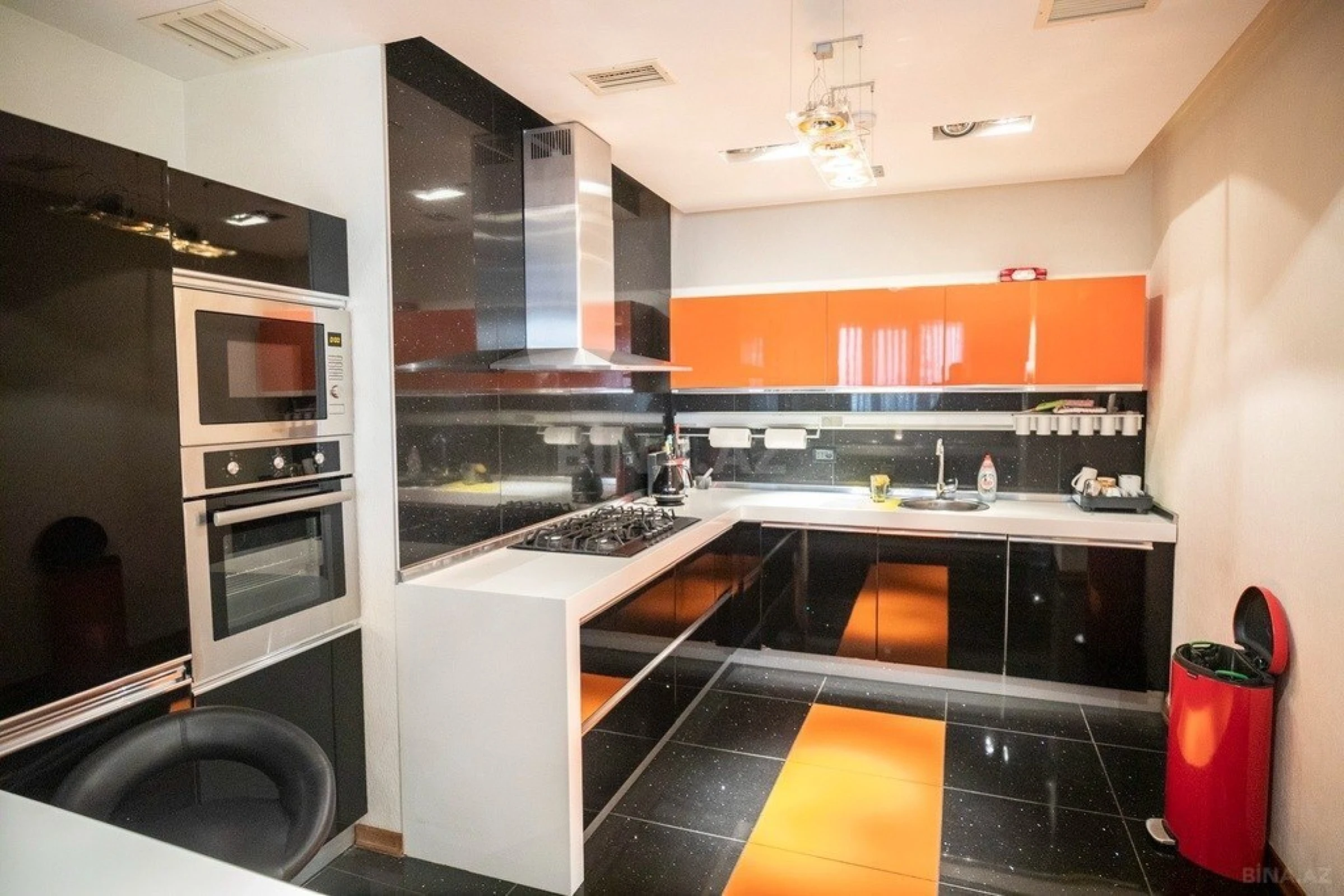 Satılır 3 otaqlı mənzil 121 m²