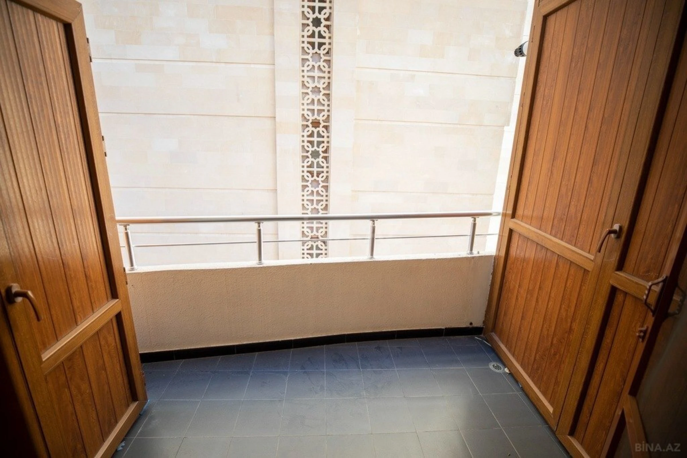 Satılır 3 otaqlı mənzil 121 m²