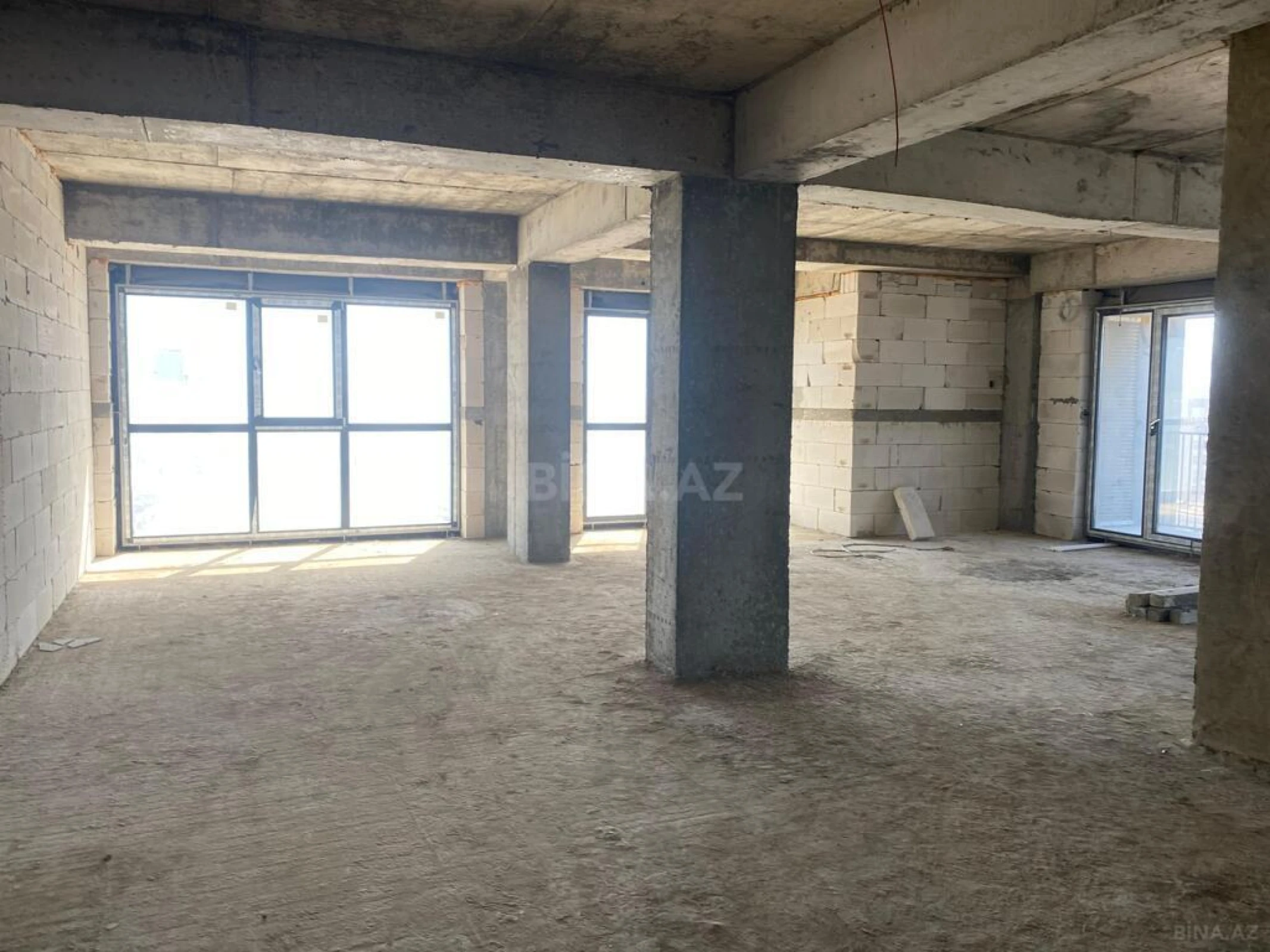 Satılır 3 otaqlı mənzil 136 m²
