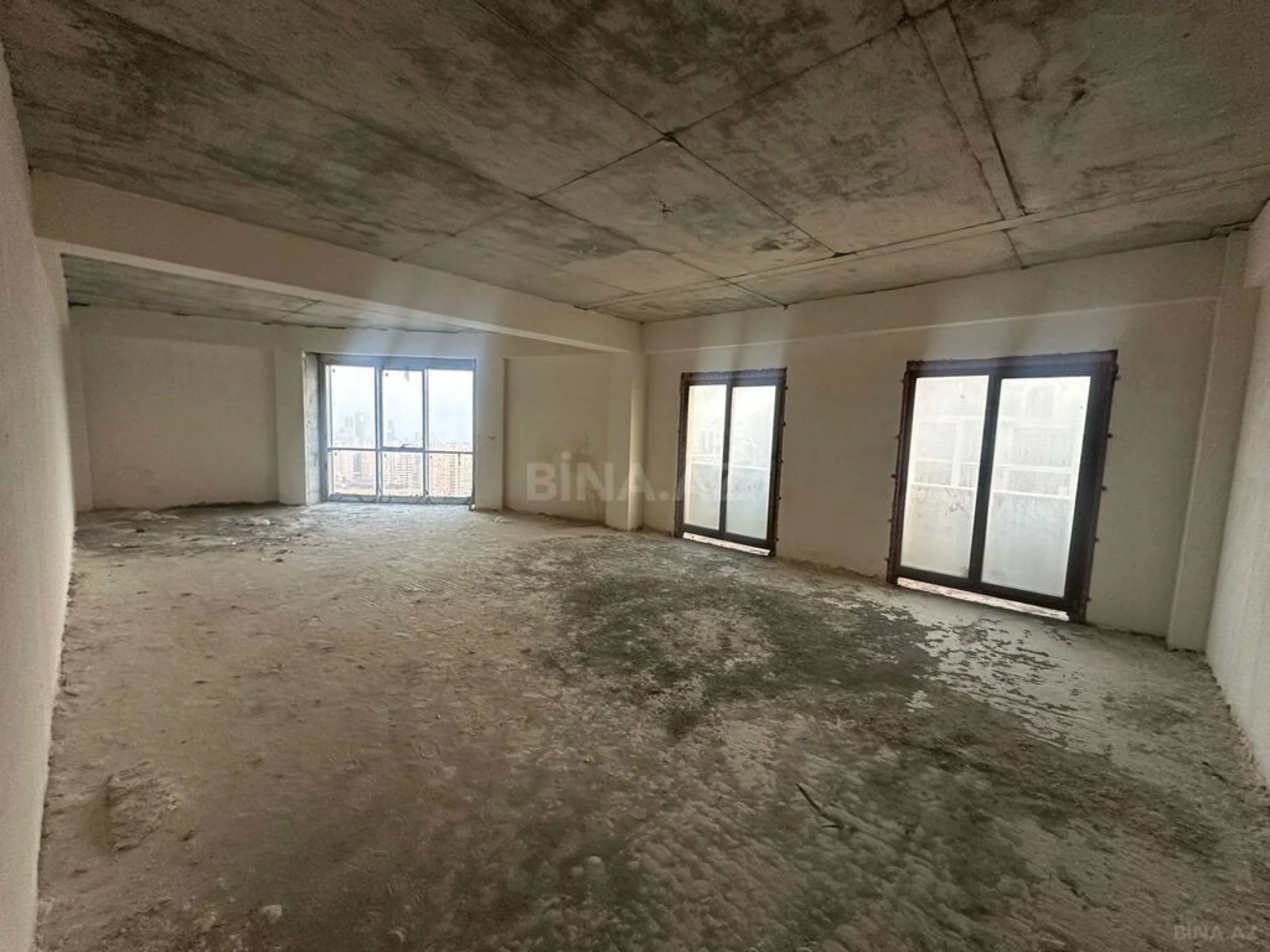 Satılır 5 otaqlı mənzil 304 m²