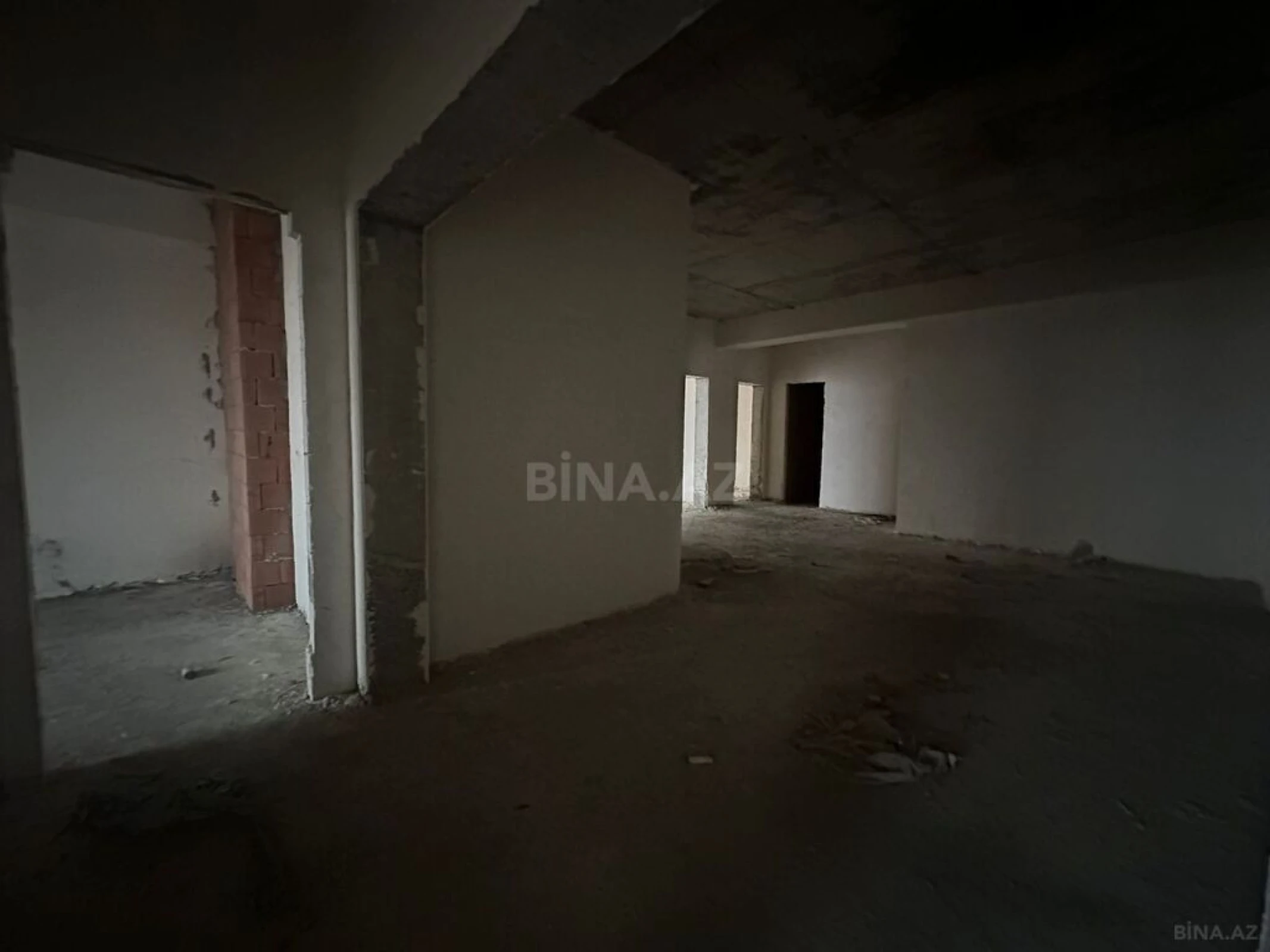 Satılır 5 otaqlı mənzil 304 m²