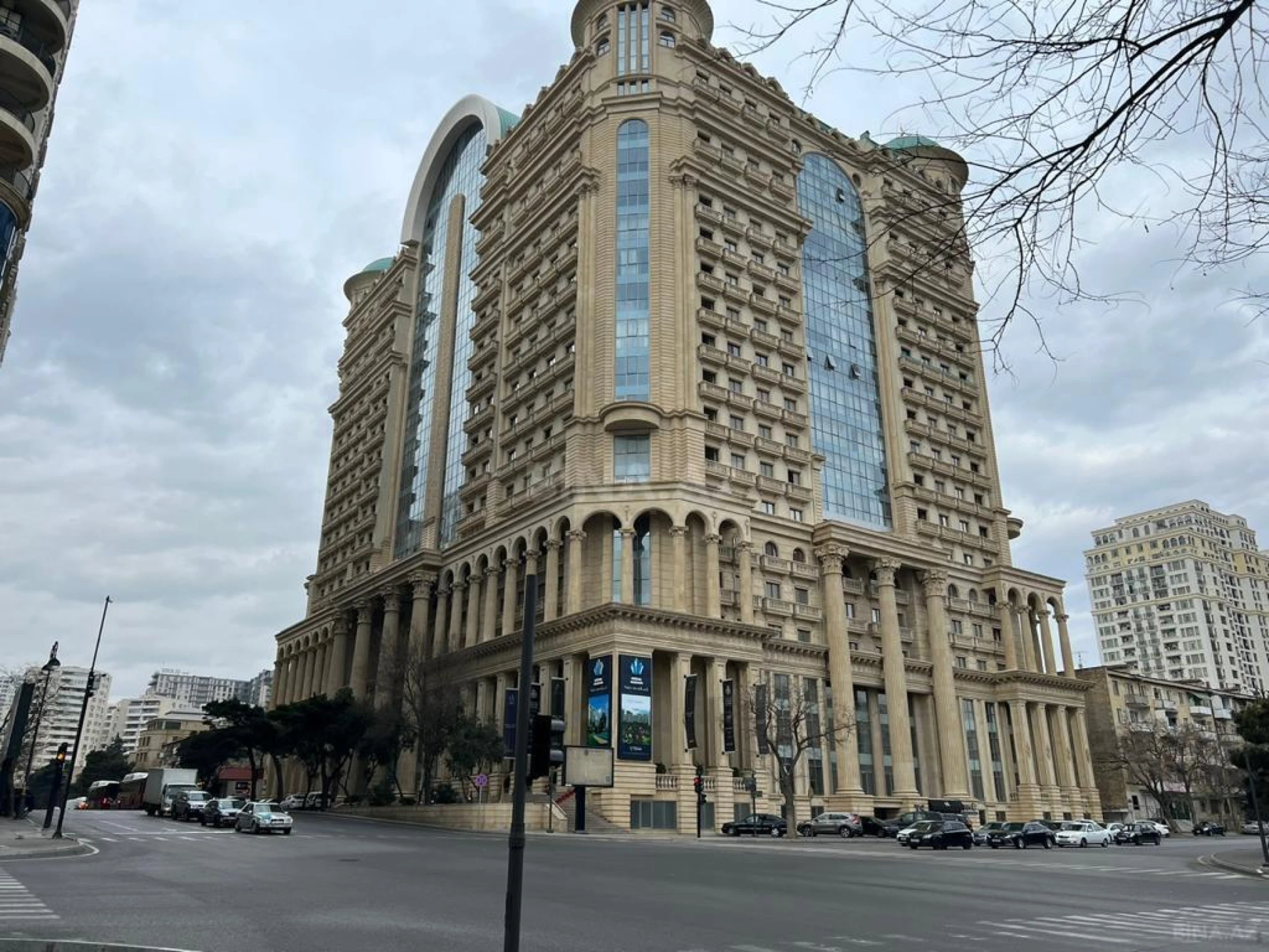 Satılır 5 otaqlı mənzil 304 m²