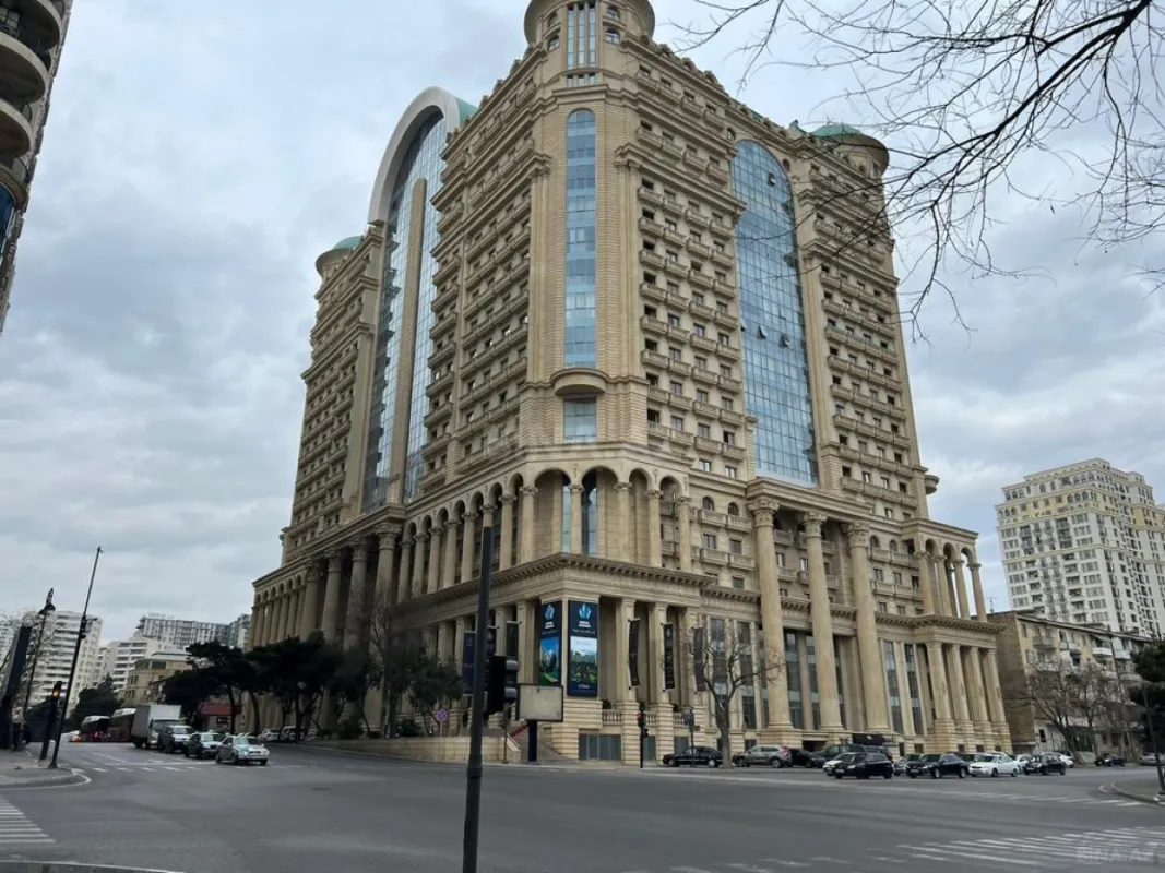 Satılır 5 otaqlı mənzil 304 m²