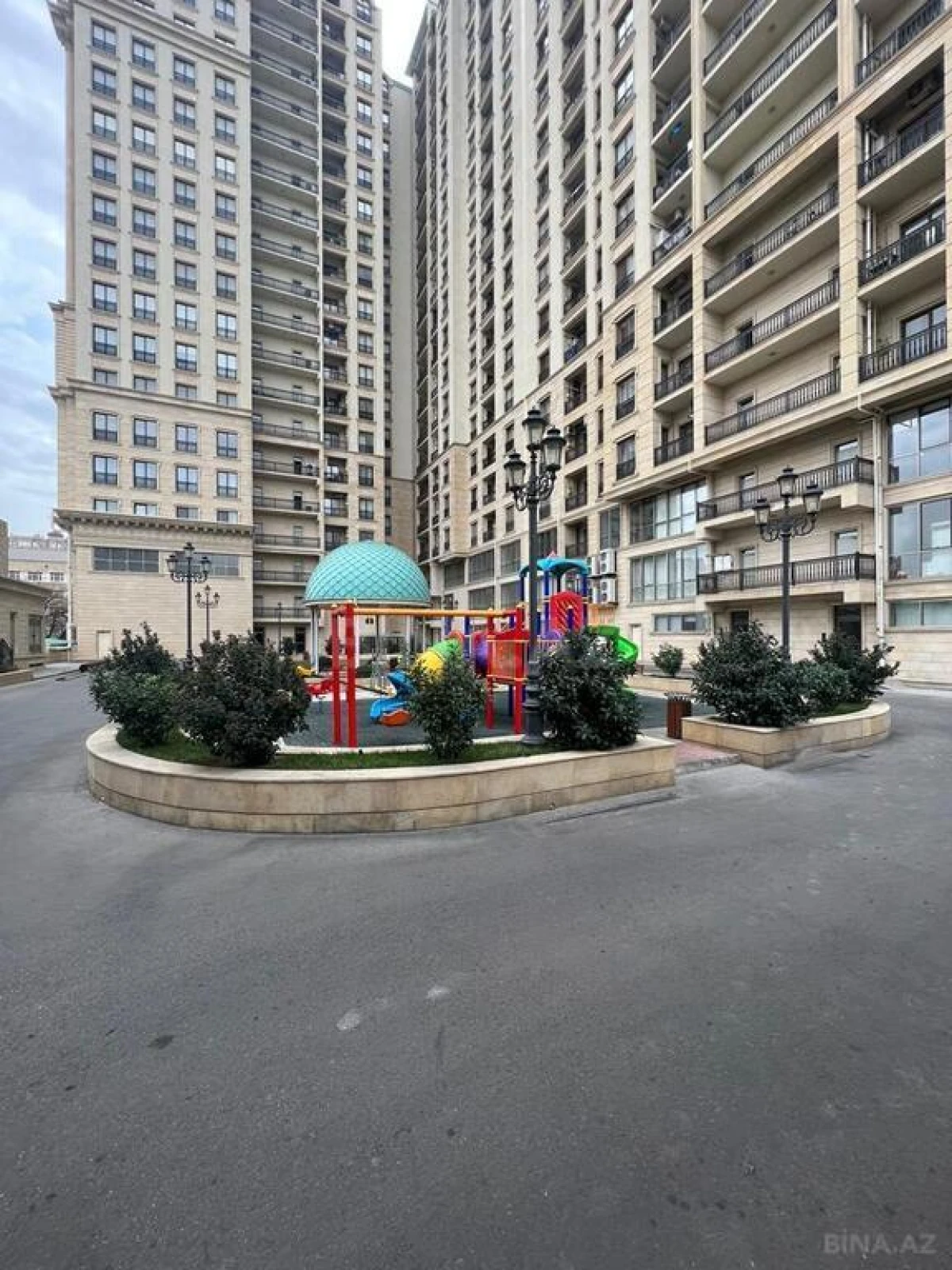 Satılır 5 otaqlı mənzil 304 m²