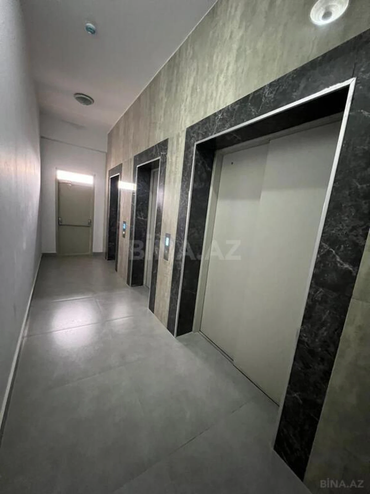 Satılır 5 otaqlı mənzil 304 m²