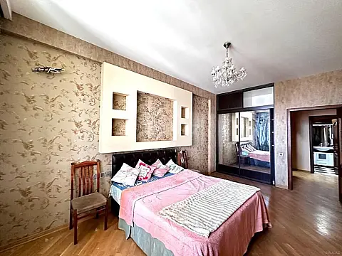 Satılır 3 otaqlı mənzil 130 m²