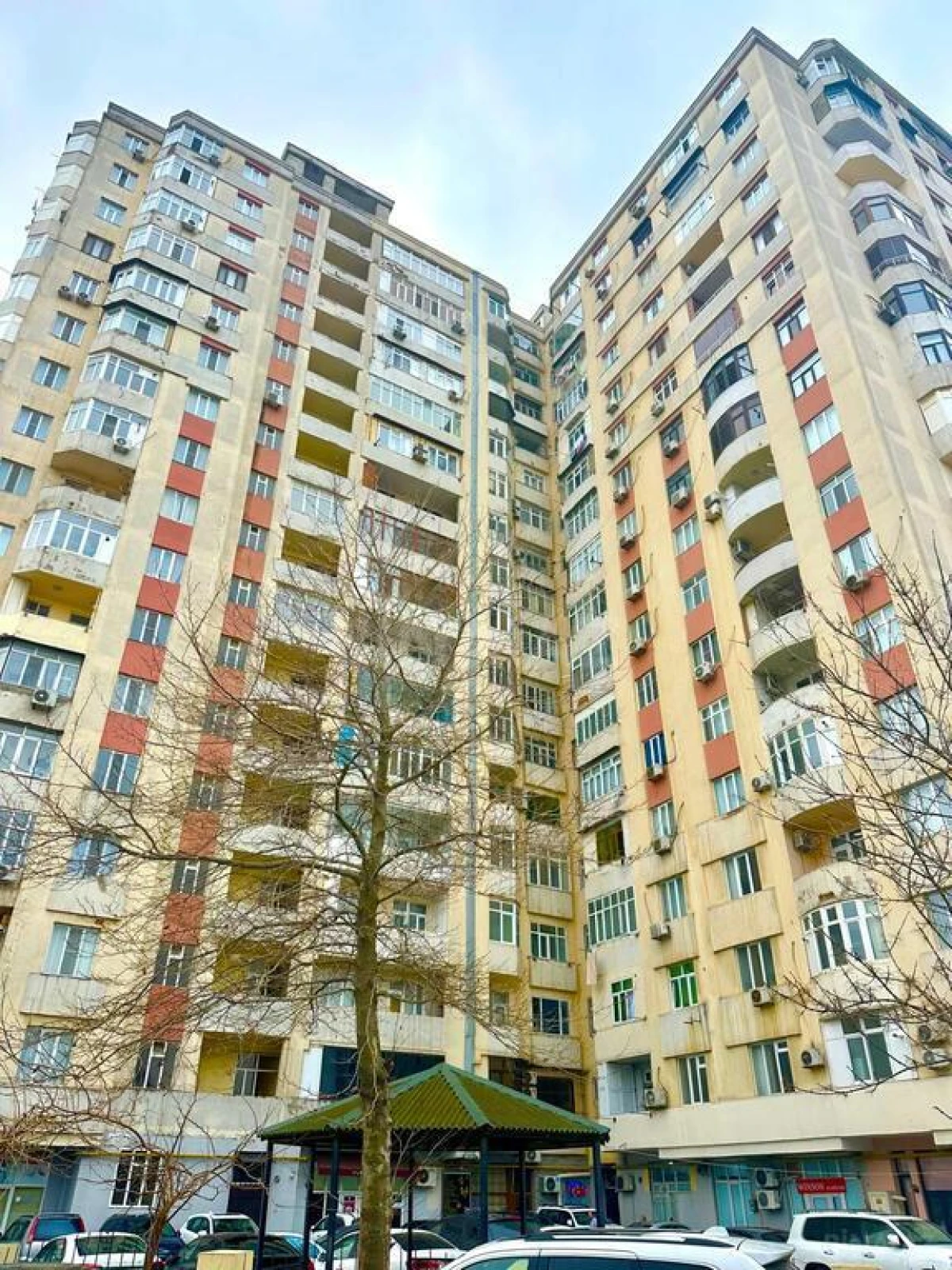 Satılır 3 otaqlı mənzil 130 m²
