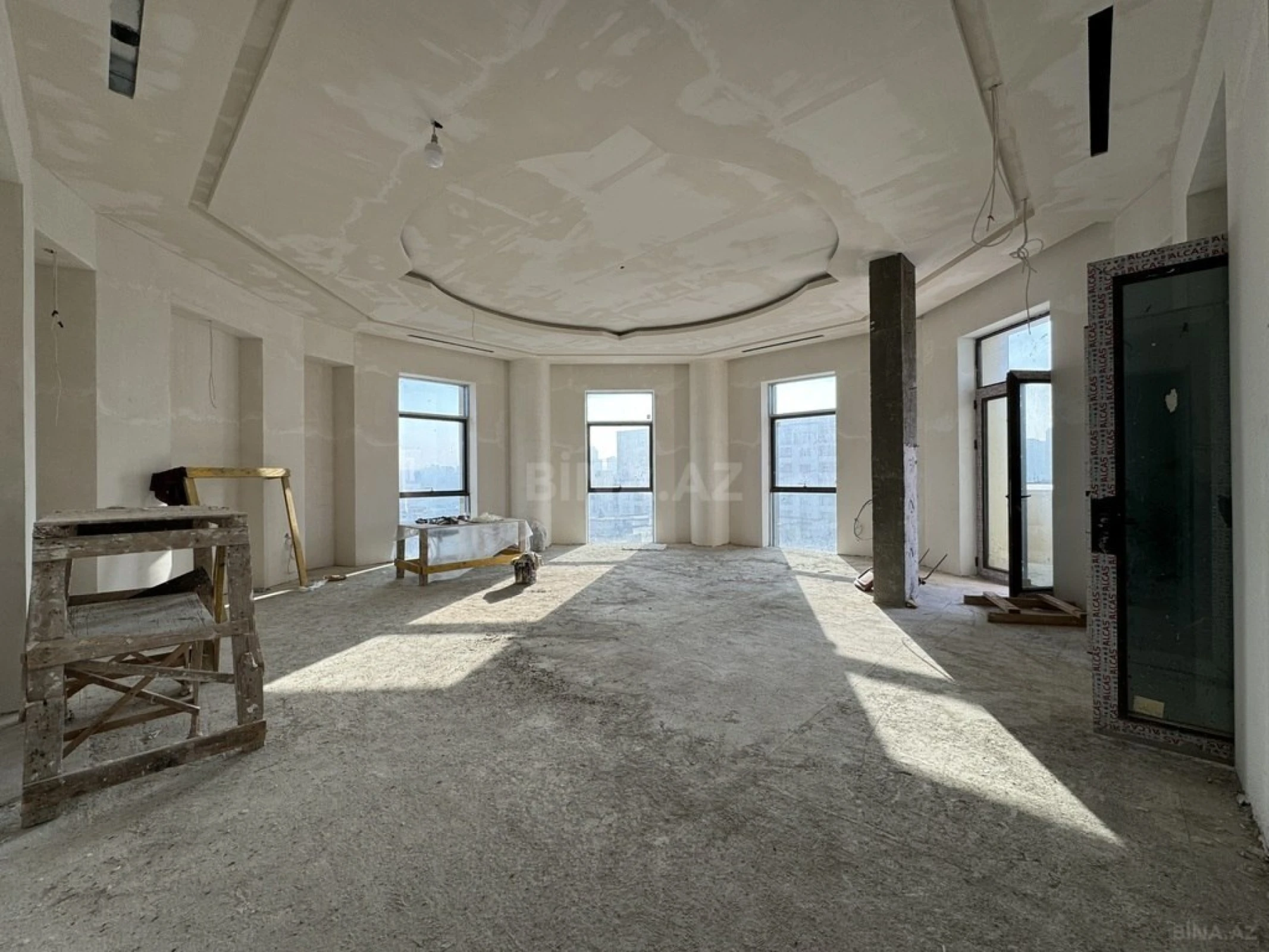 Satılır 4 otaqlı mənzil 423 m²