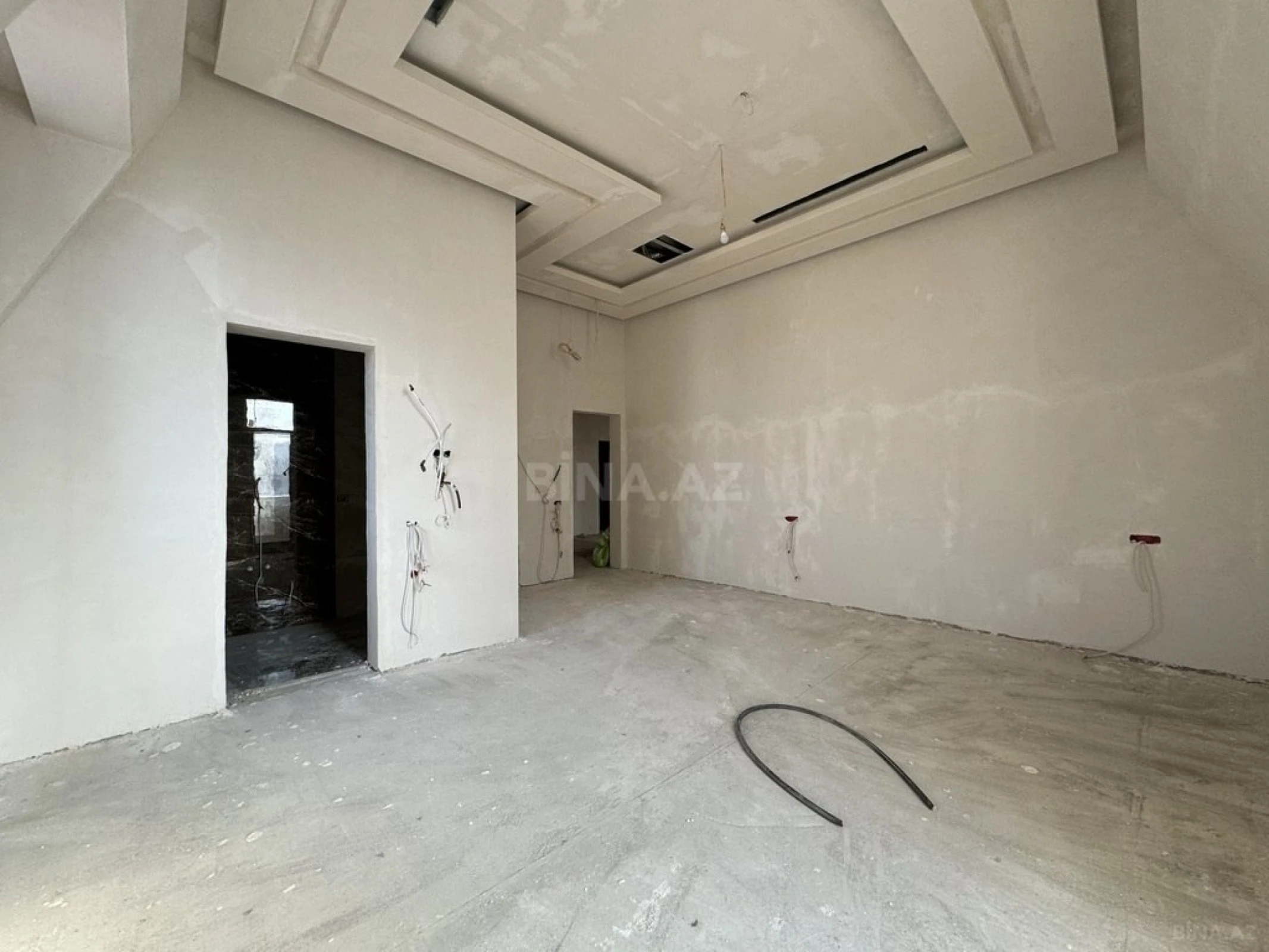 Satılır 4 otaqlı mənzil 423 m²