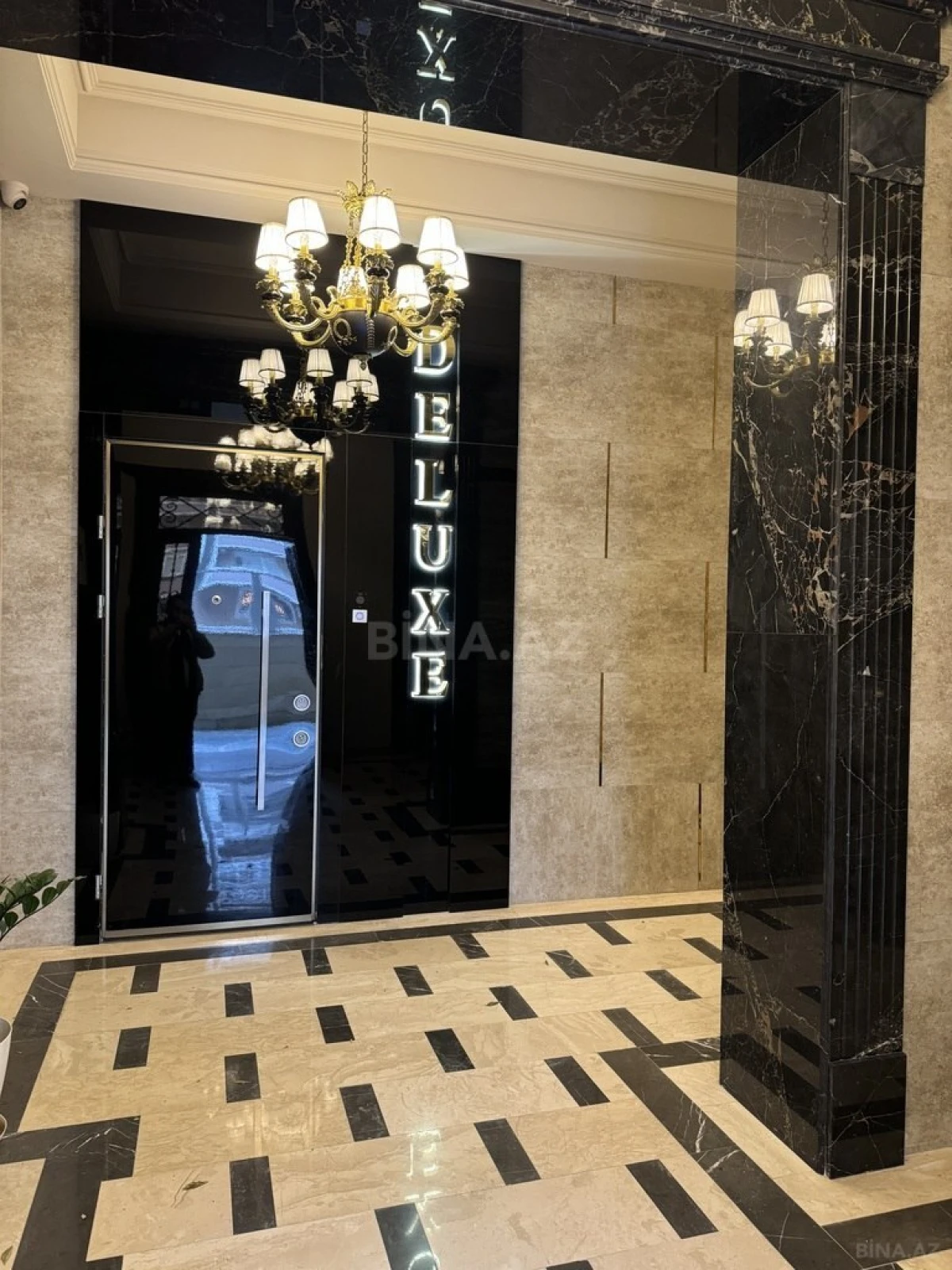 Satılır 4 otaqlı mənzil 423 m²