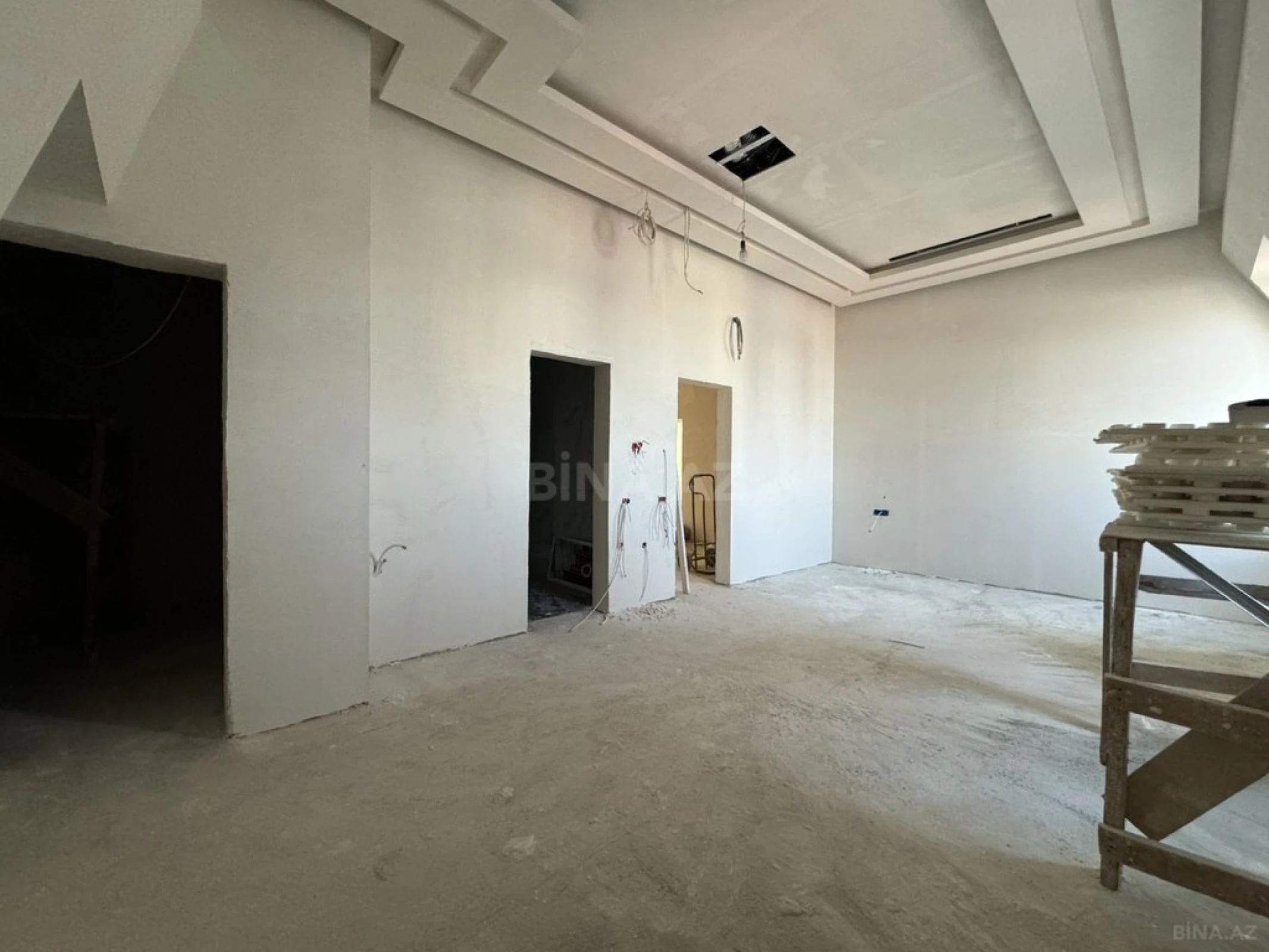 Satılır 4 otaqlı mənzil 423 m²