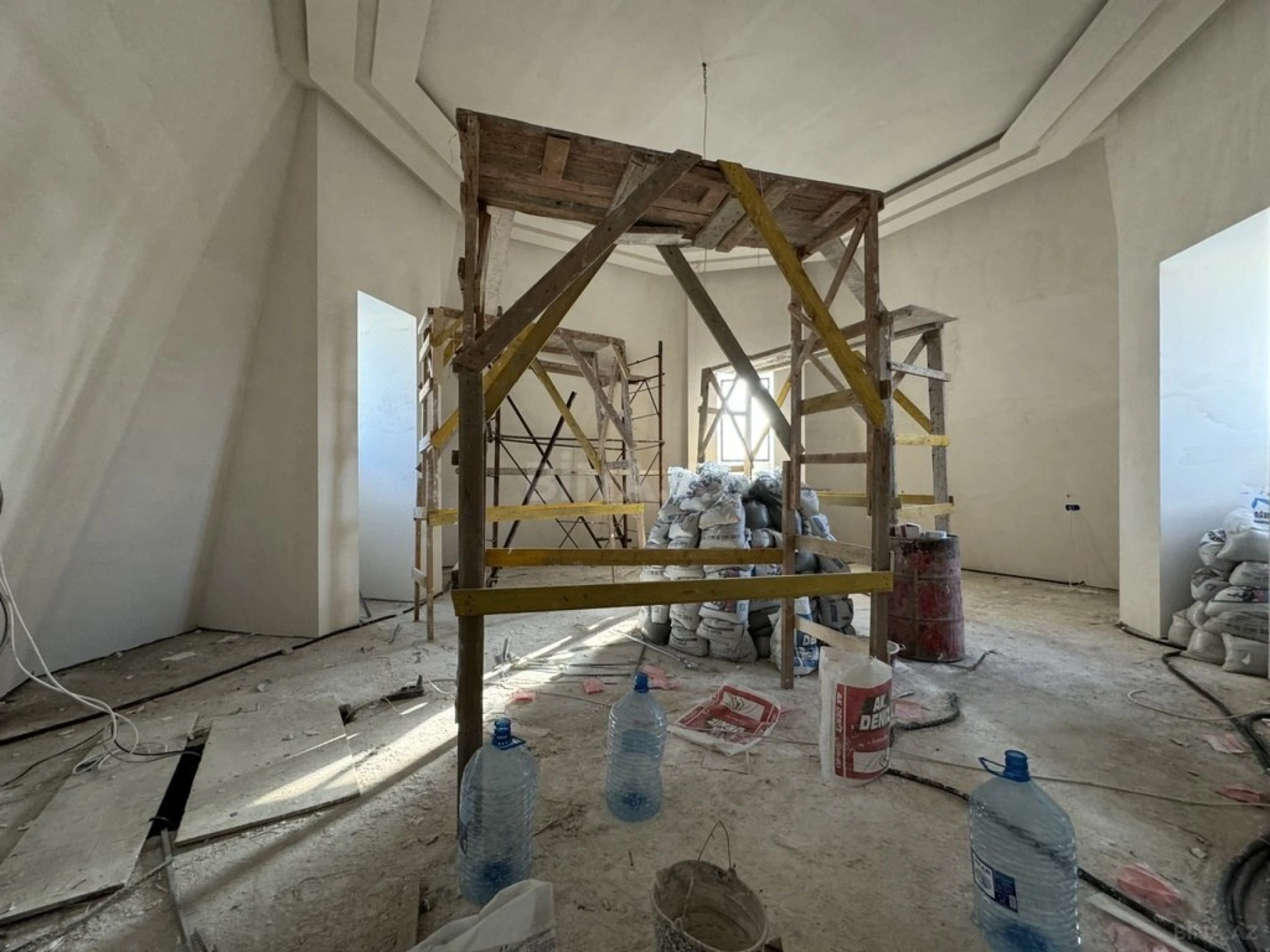 Satılır 4 otaqlı mənzil 423 m²