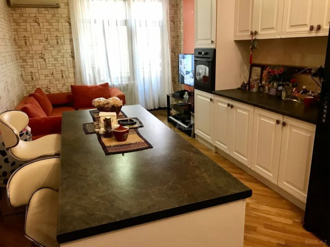 Satılır 3 otaqlı mənzil 130 m²