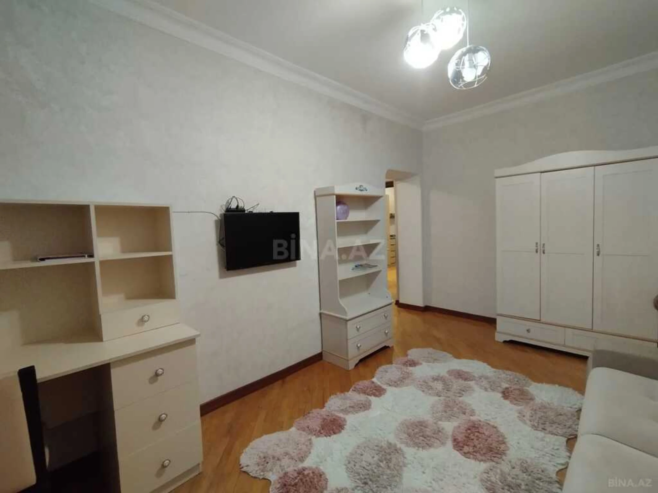 Kirayə verilir 4 otaqlı mənzil 140 m²