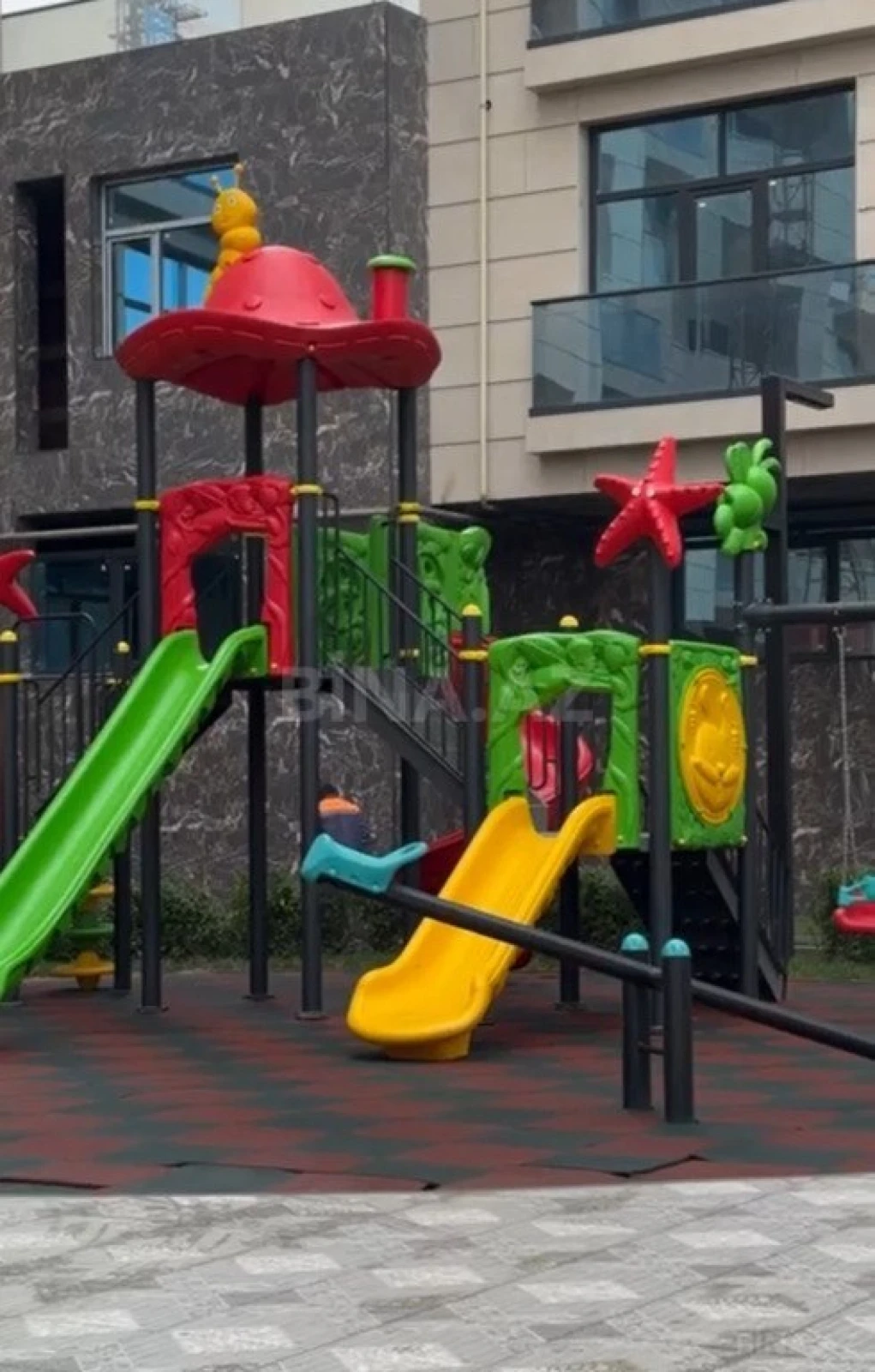 Satılır 5 otaqlı mənzil 265.8 m²