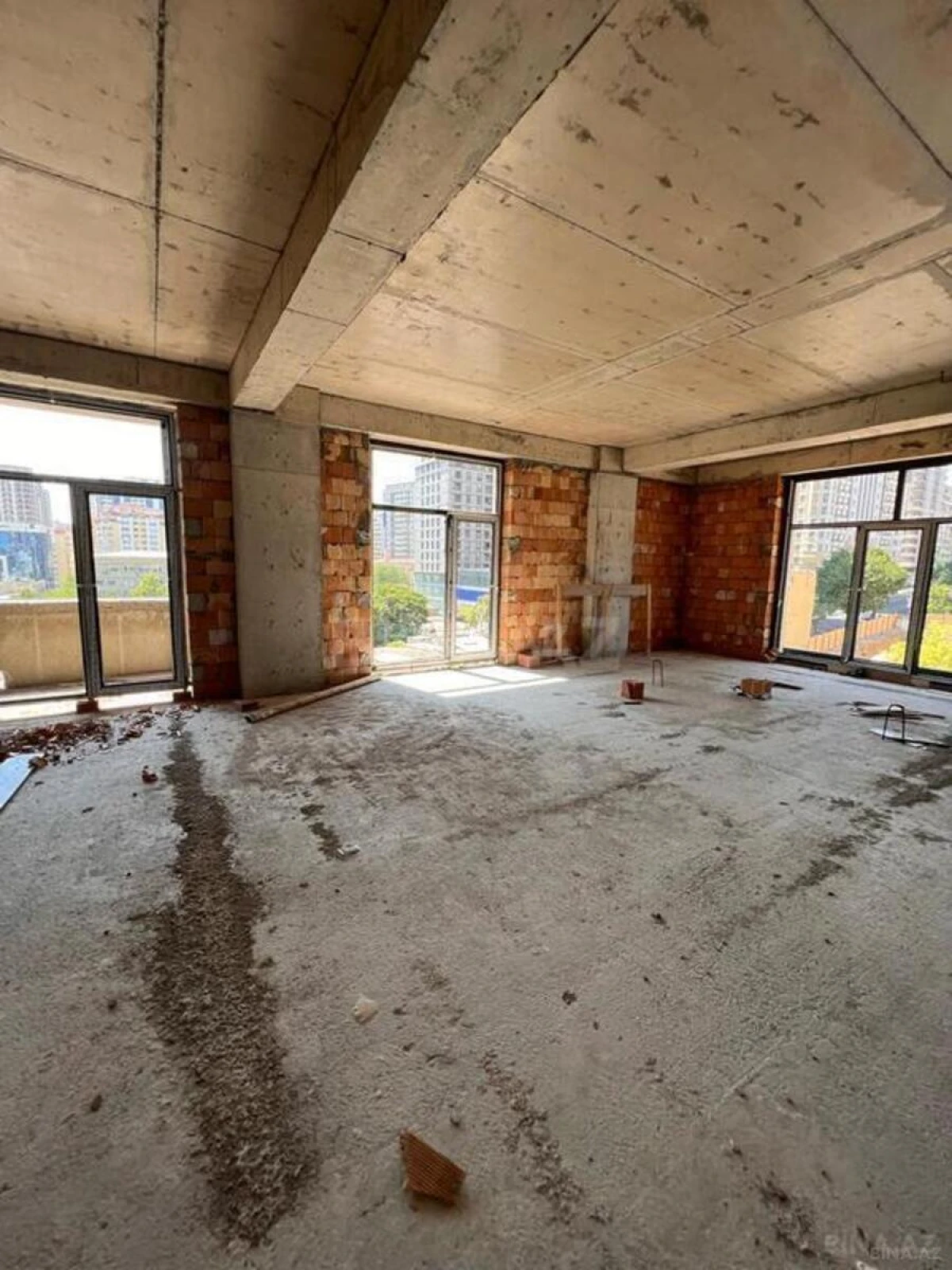 Satılır 5 otaqlı mənzil 265.8 m²