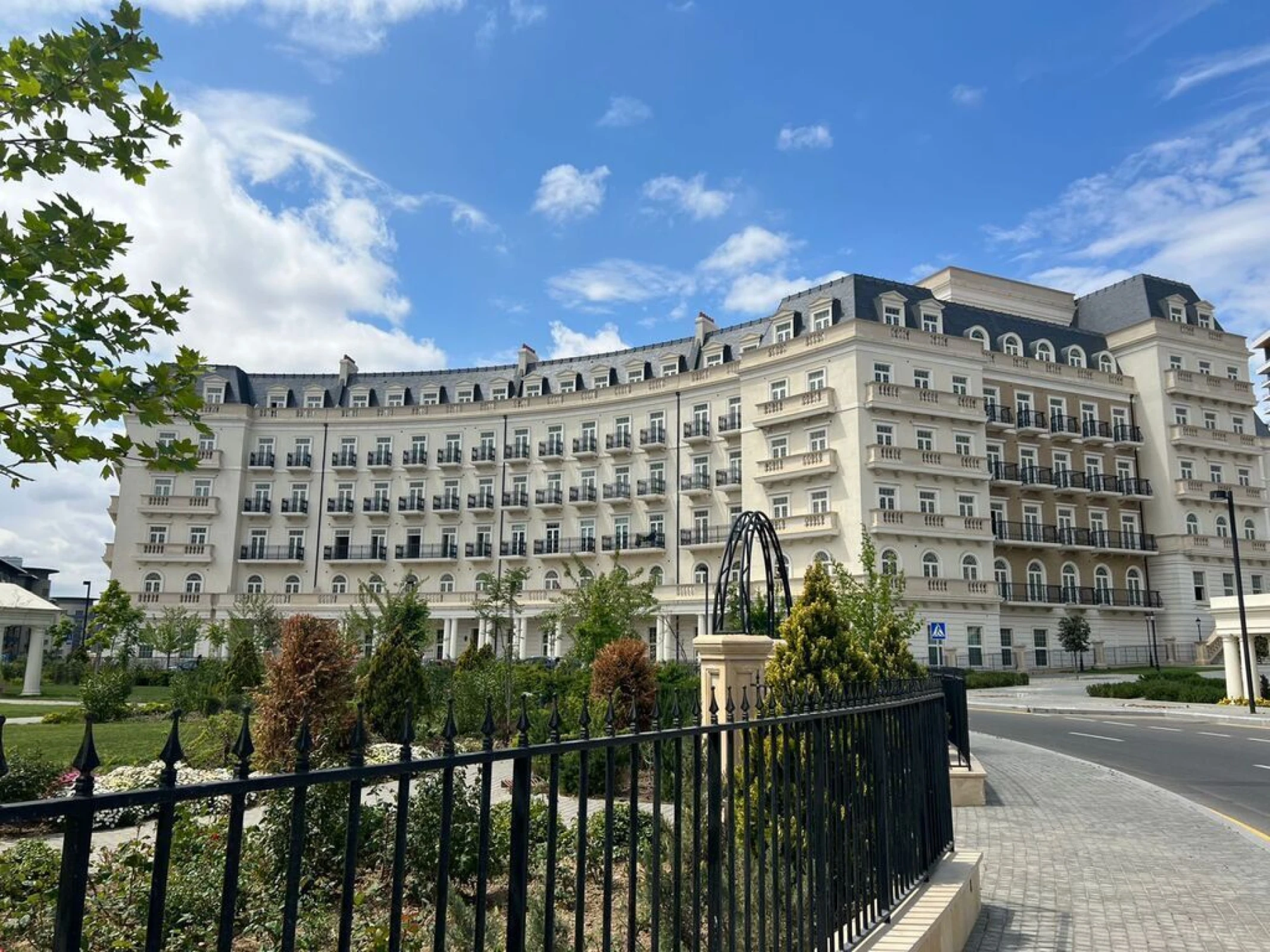 Satılır 4 otaqlı mənzil 145 m²