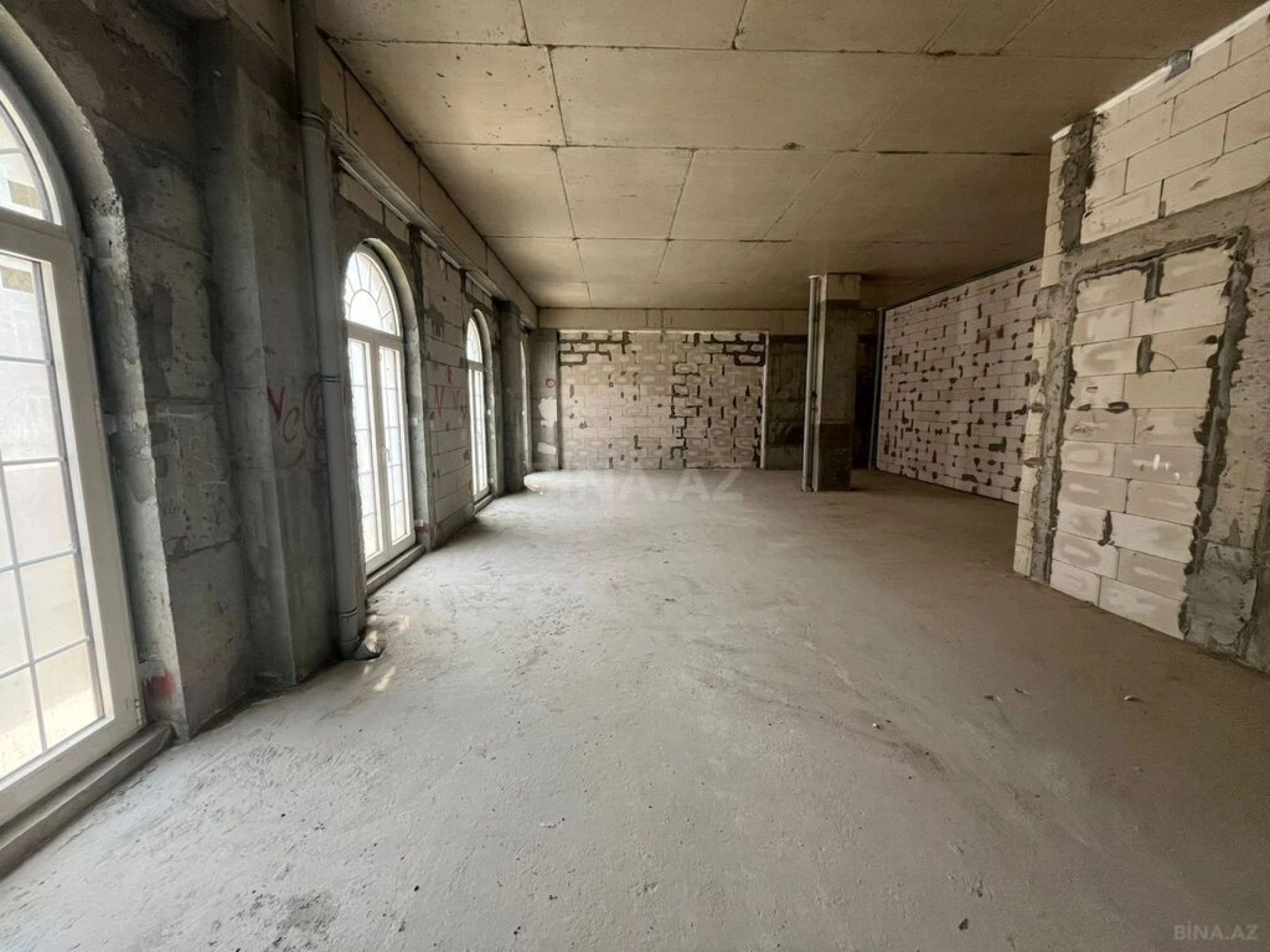 Satılır 4 otaqlı mənzil 145 m²