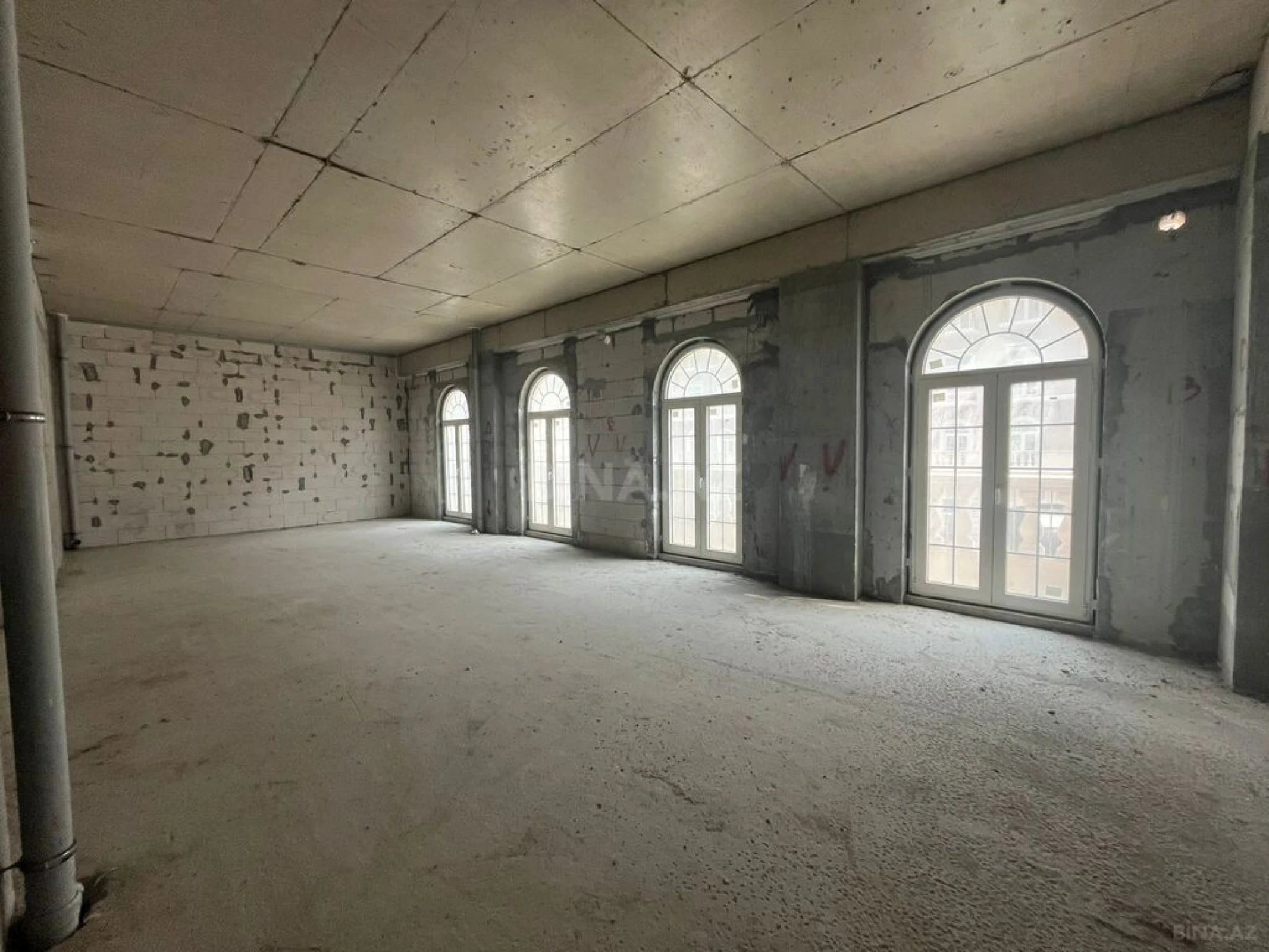 Satılır 4 otaqlı mənzil 145 m²