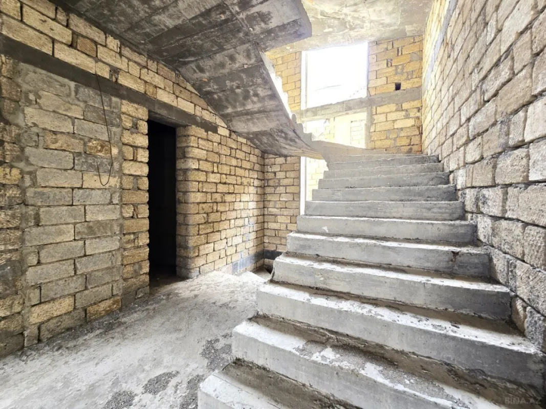 Satılır 7 otaqlı həyət evi 710 m²