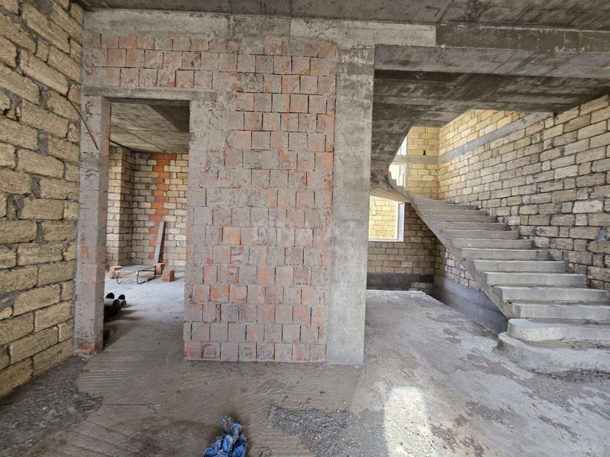 Satılır 7 otaqlı həyət evi 710 m²