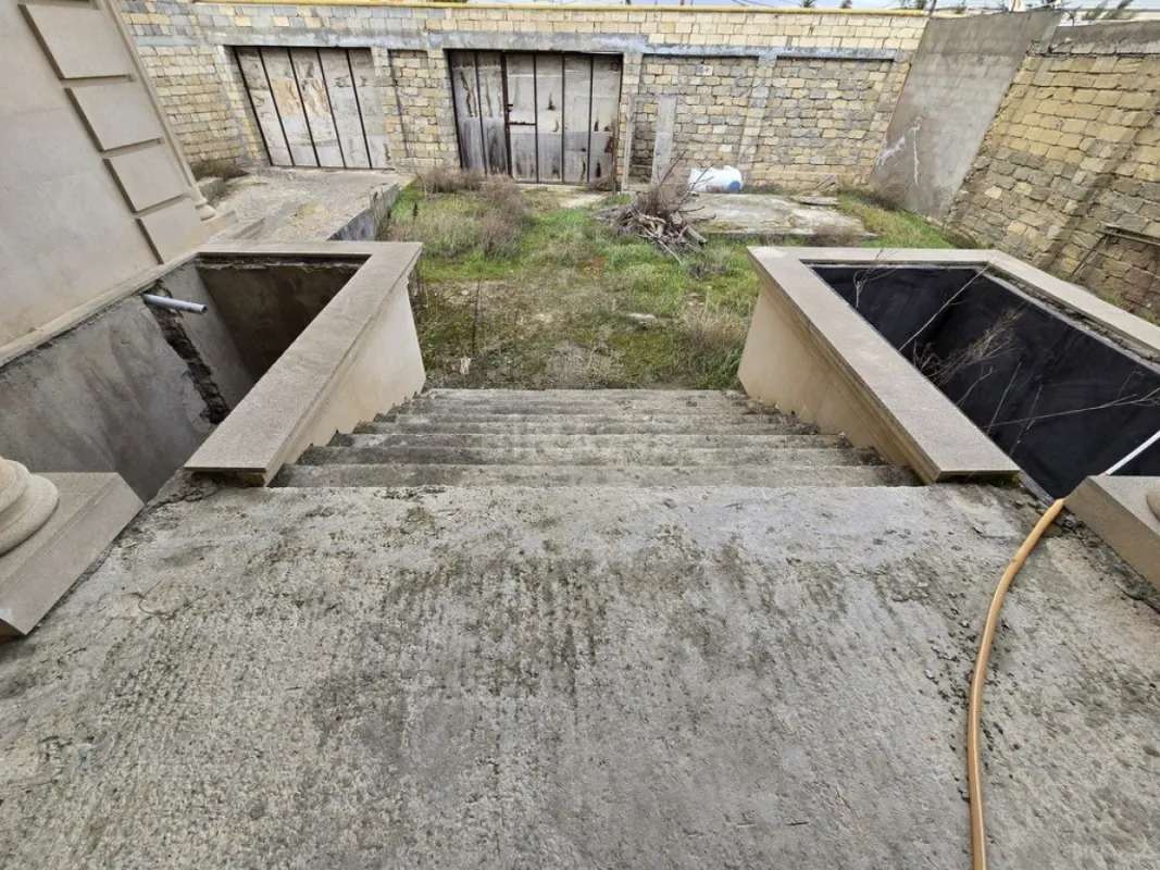 Satılır 7 otaqlı həyət evi 710 m²