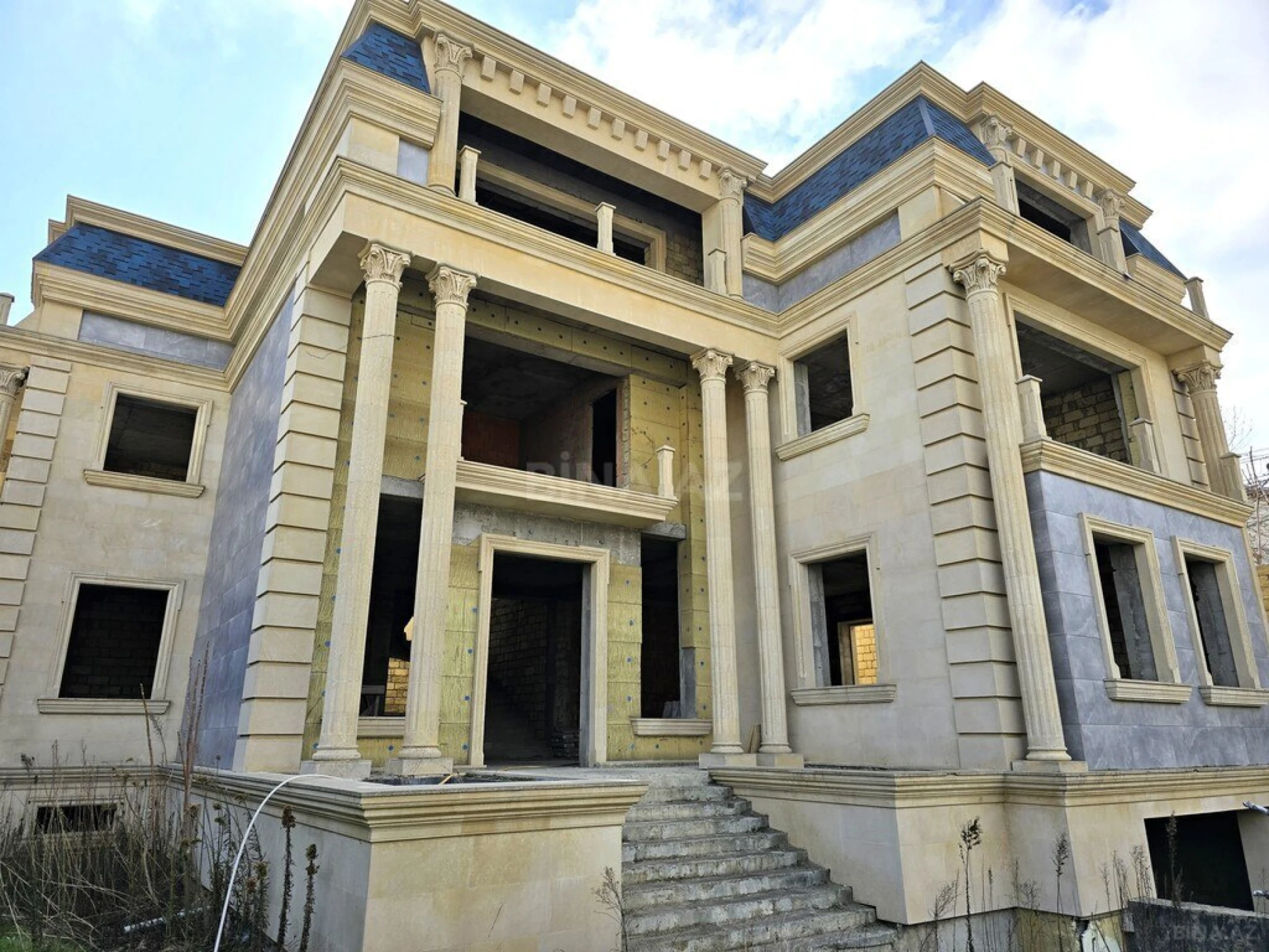 Satılır 7 otaqlı həyət evi 710 m²