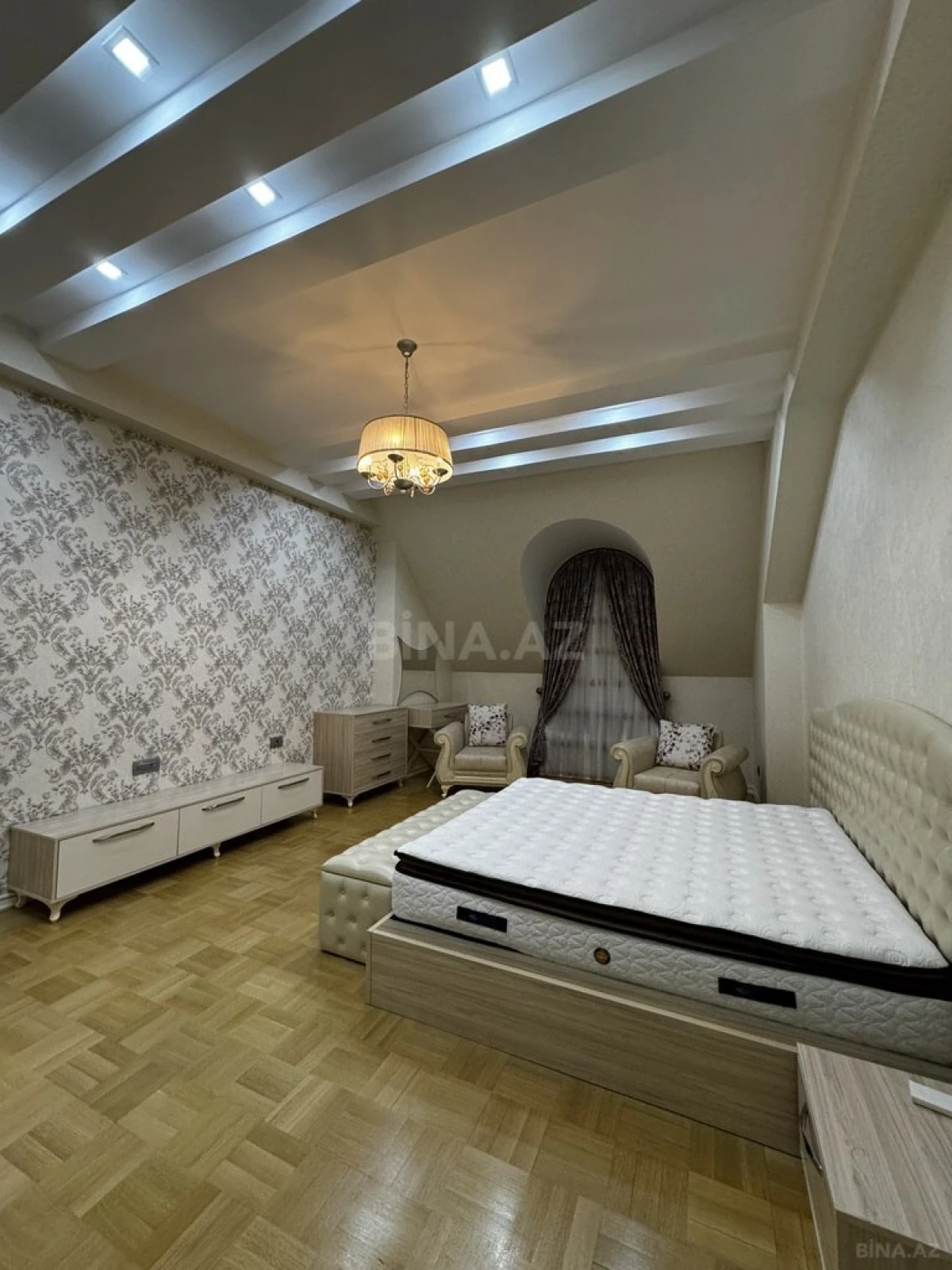 Satılır 3 otaqlı mənzil 203 m²