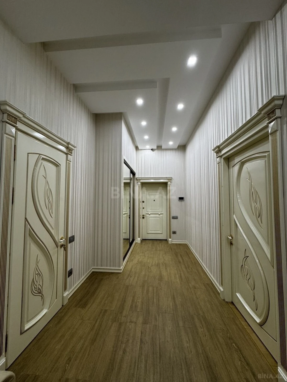 Satılır 3 otaqlı mənzil 203 m²