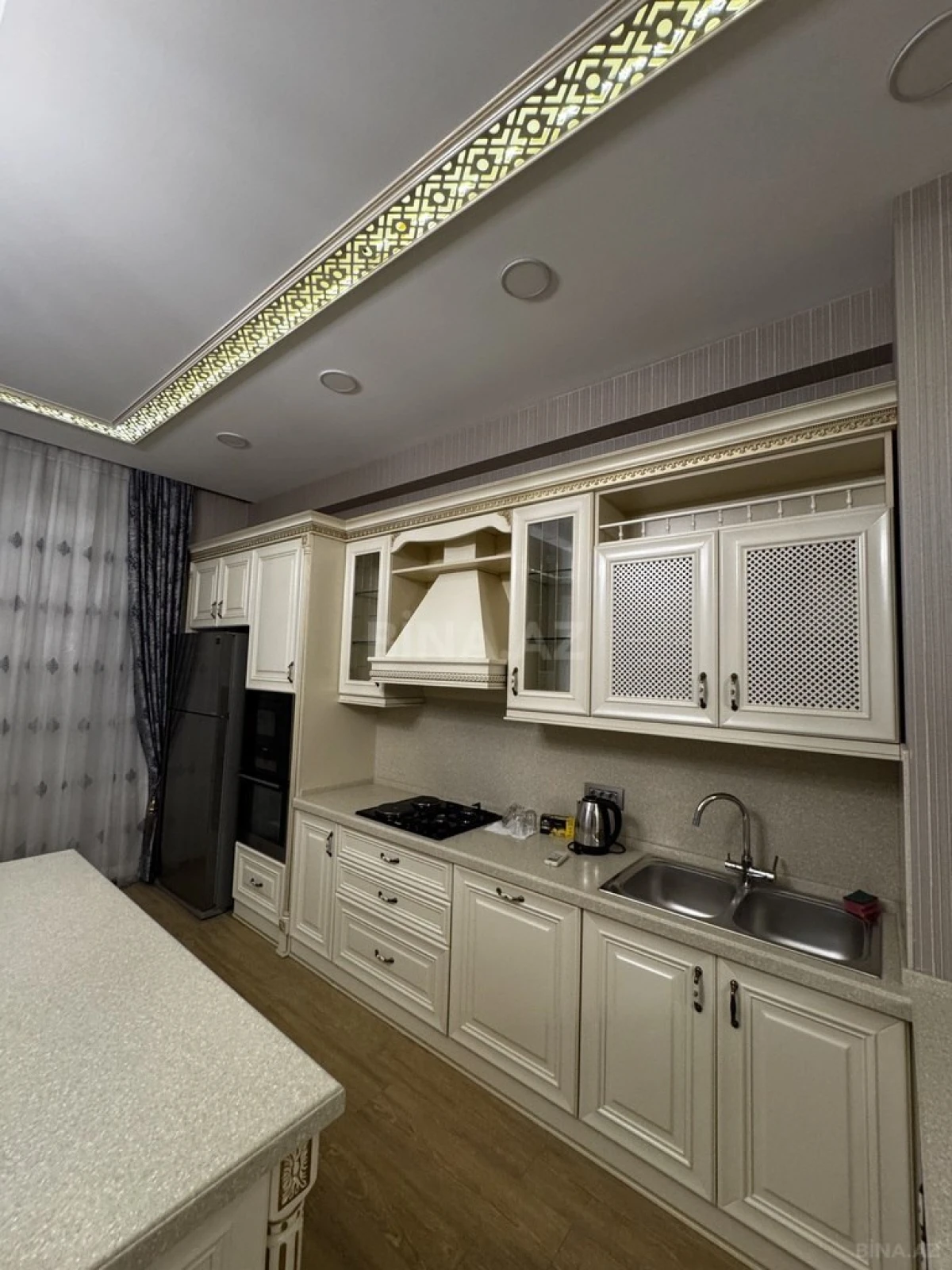 Satılır 3 otaqlı mənzil 203 m²