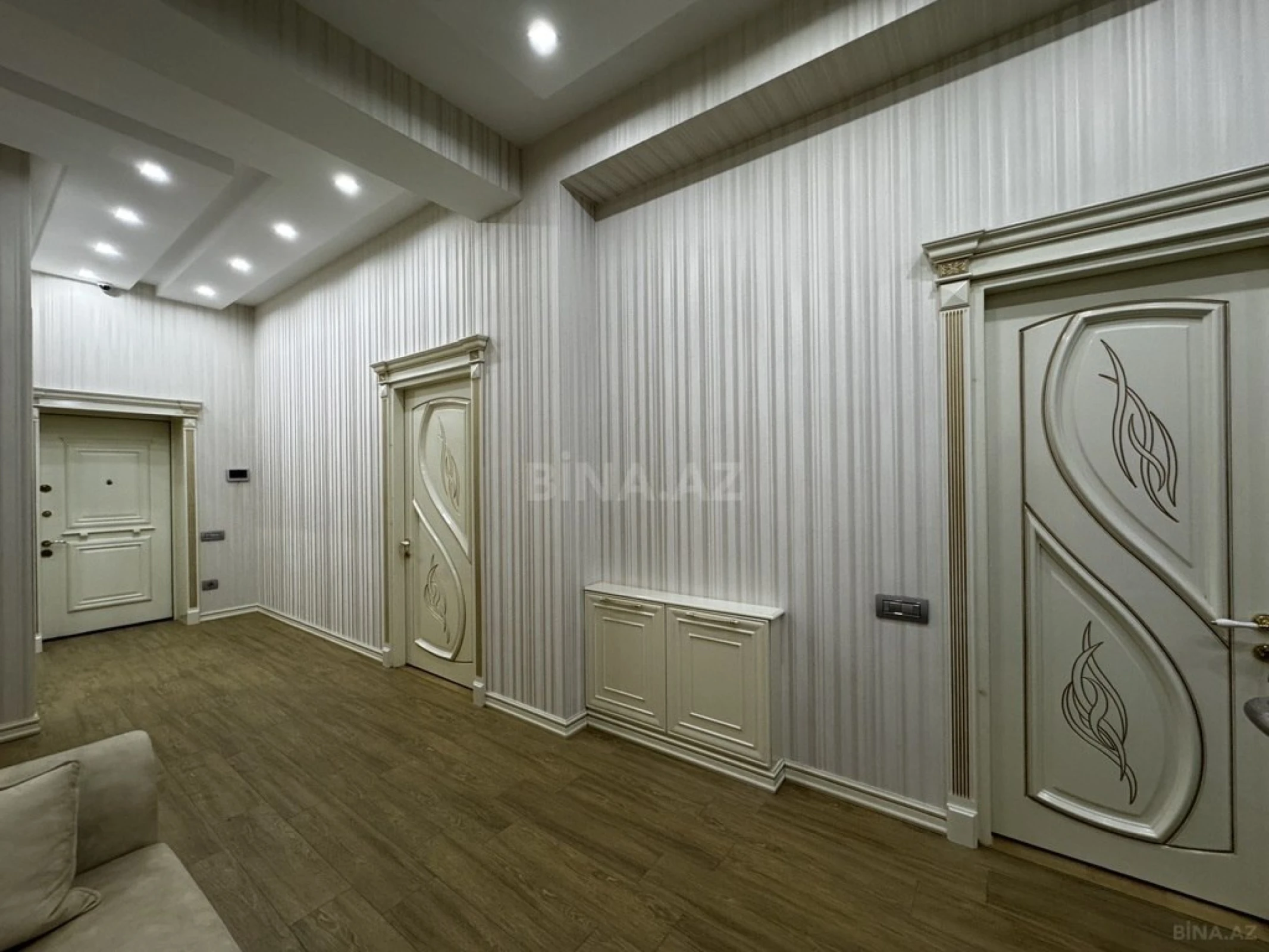 Satılır 3 otaqlı mənzil 203 m²