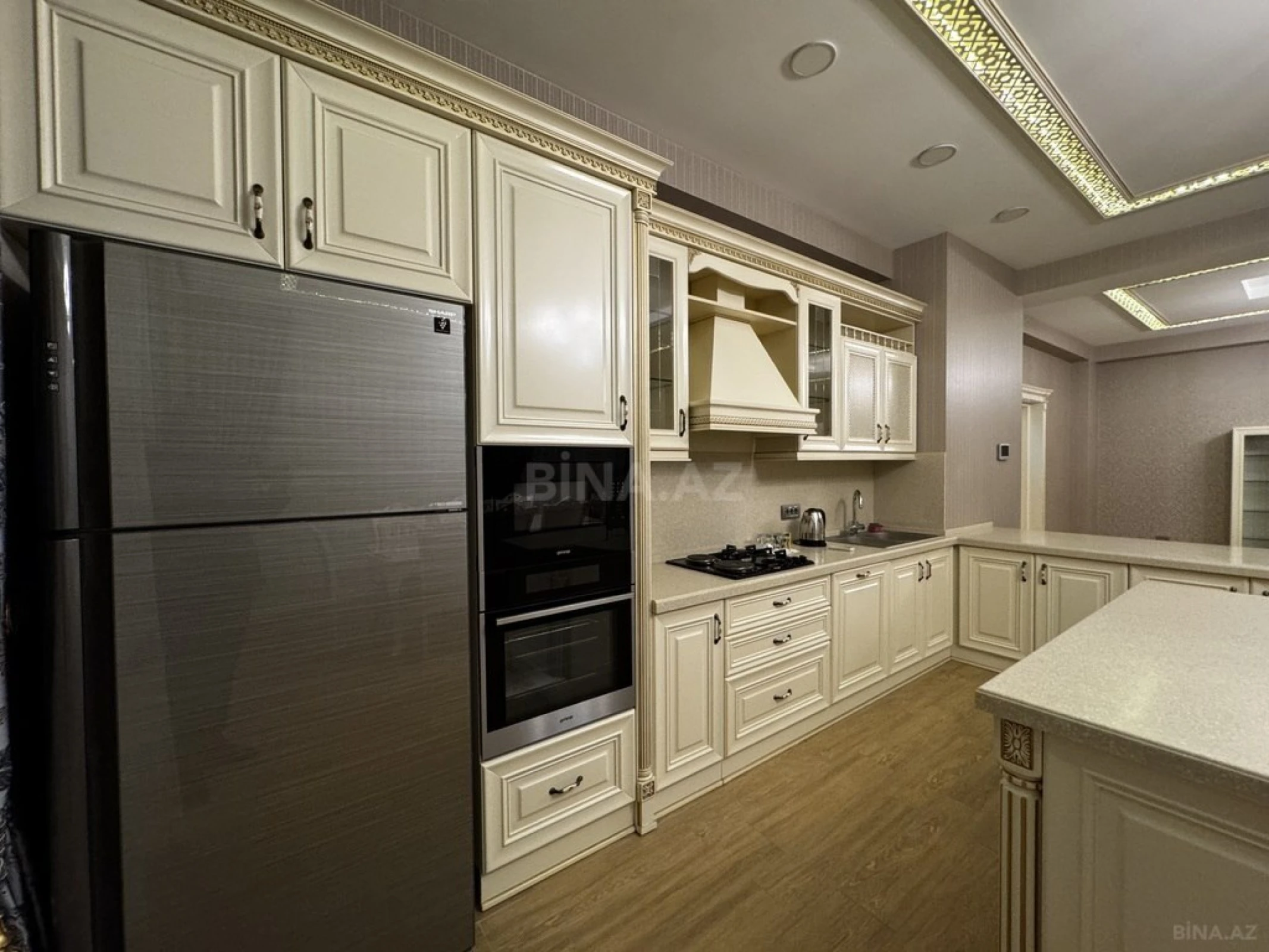 Satılır 3 otaqlı mənzil 203 m²