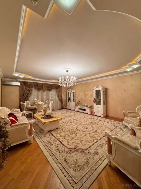 Satılır 4 otaqlı mənzil 205 m²