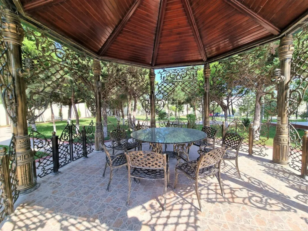 Kirayə verilir 8 otaqlı həyət evi 700 m²