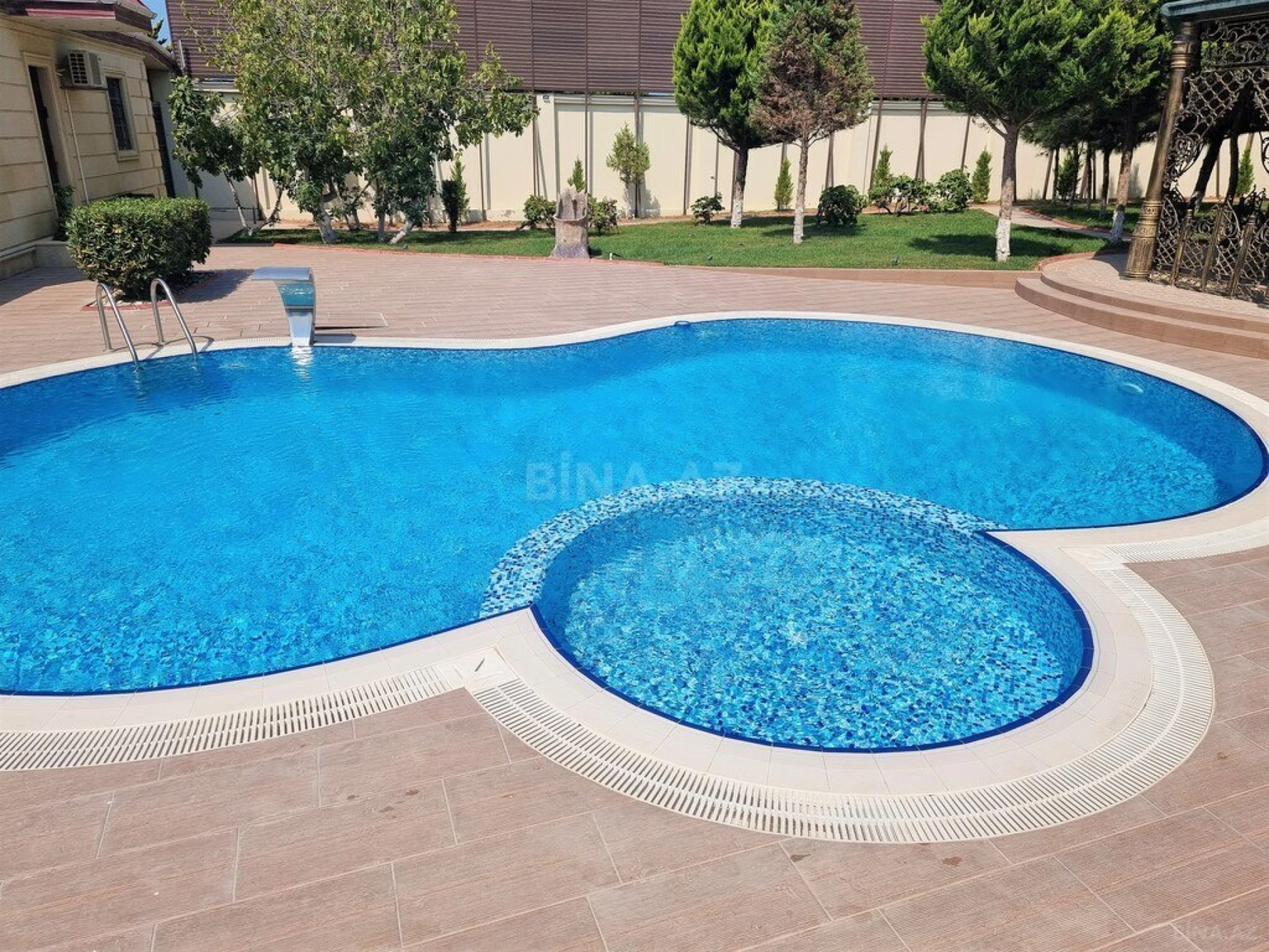 Kirayə verilir 8 otaqlı həyət evi 700 m²