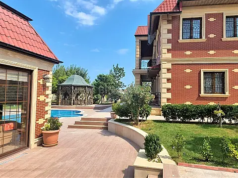 Kirayə verilir 8 otaqlı həyət evi 700 m²
