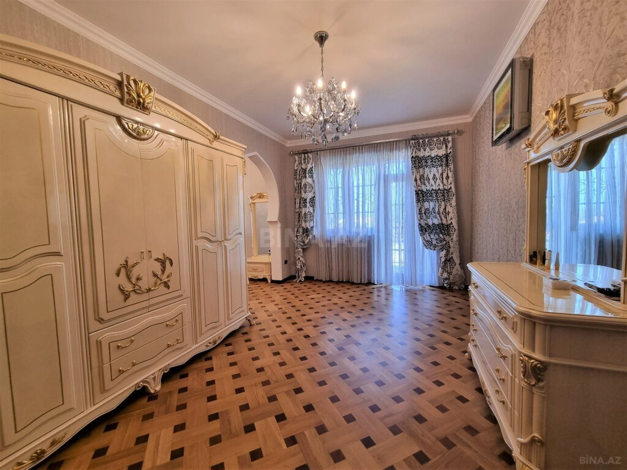 Kirayə verilir 8 otaqlı həyət evi 700 m²