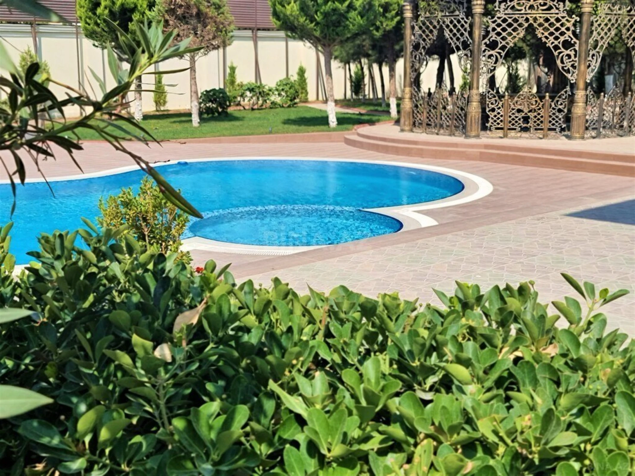 Kirayə verilir 8 otaqlı həyət evi 700 m²