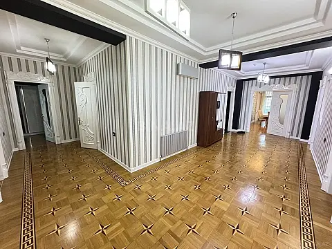 Kirayə verilir 5 otaqlı mənzil 270 m²